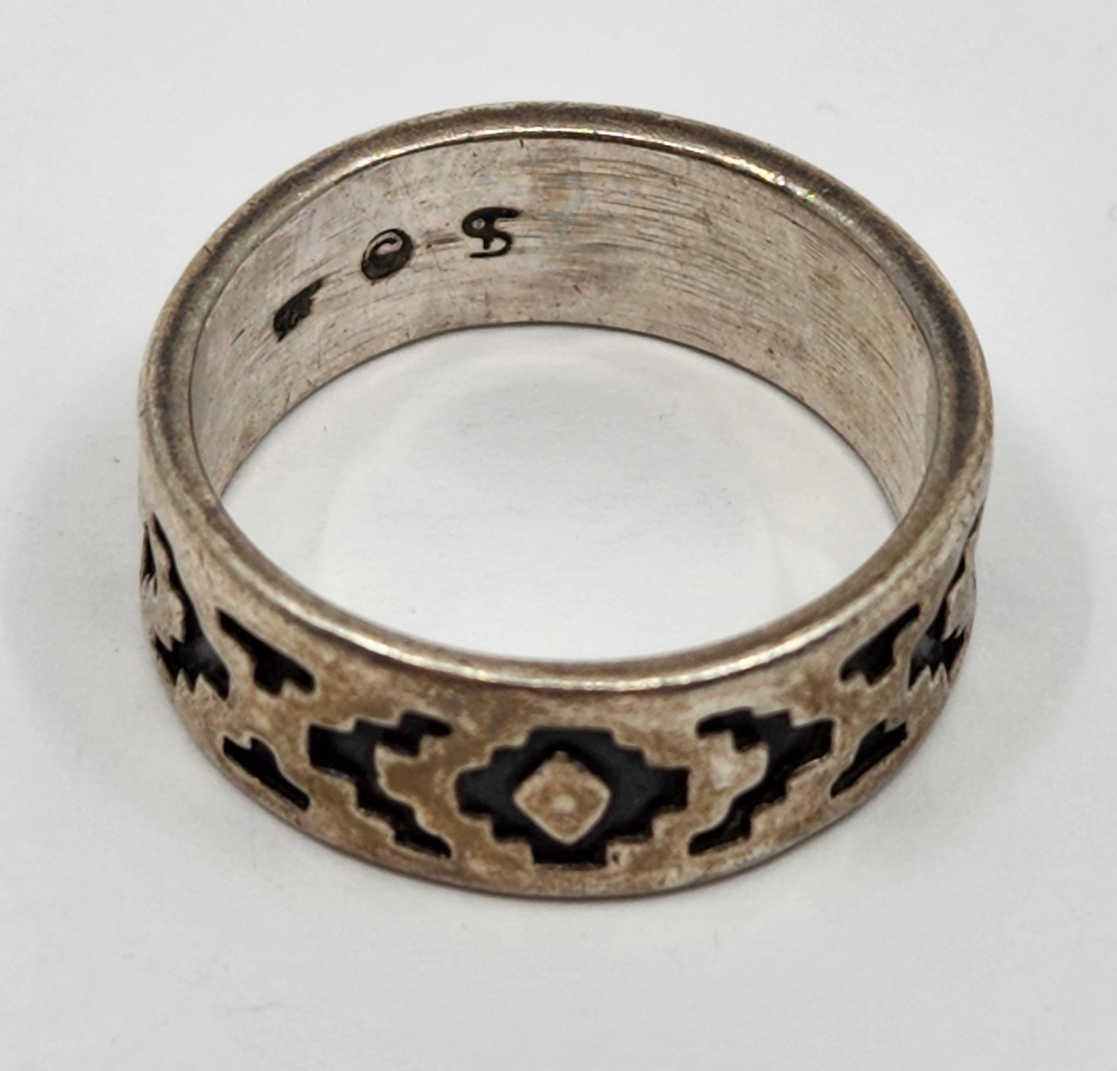 Shube's Manufacturing, Navajo, Sterling Silver Band Ring: Artist : Shube's Manufacturing, Navajo Titre : Shube's Manufacturing, Navajo, Sterling Silver Band Ring Description (FR) : Bague en argent sterling, signe a l'interieur Grandeur : 9 Description (ENG) 