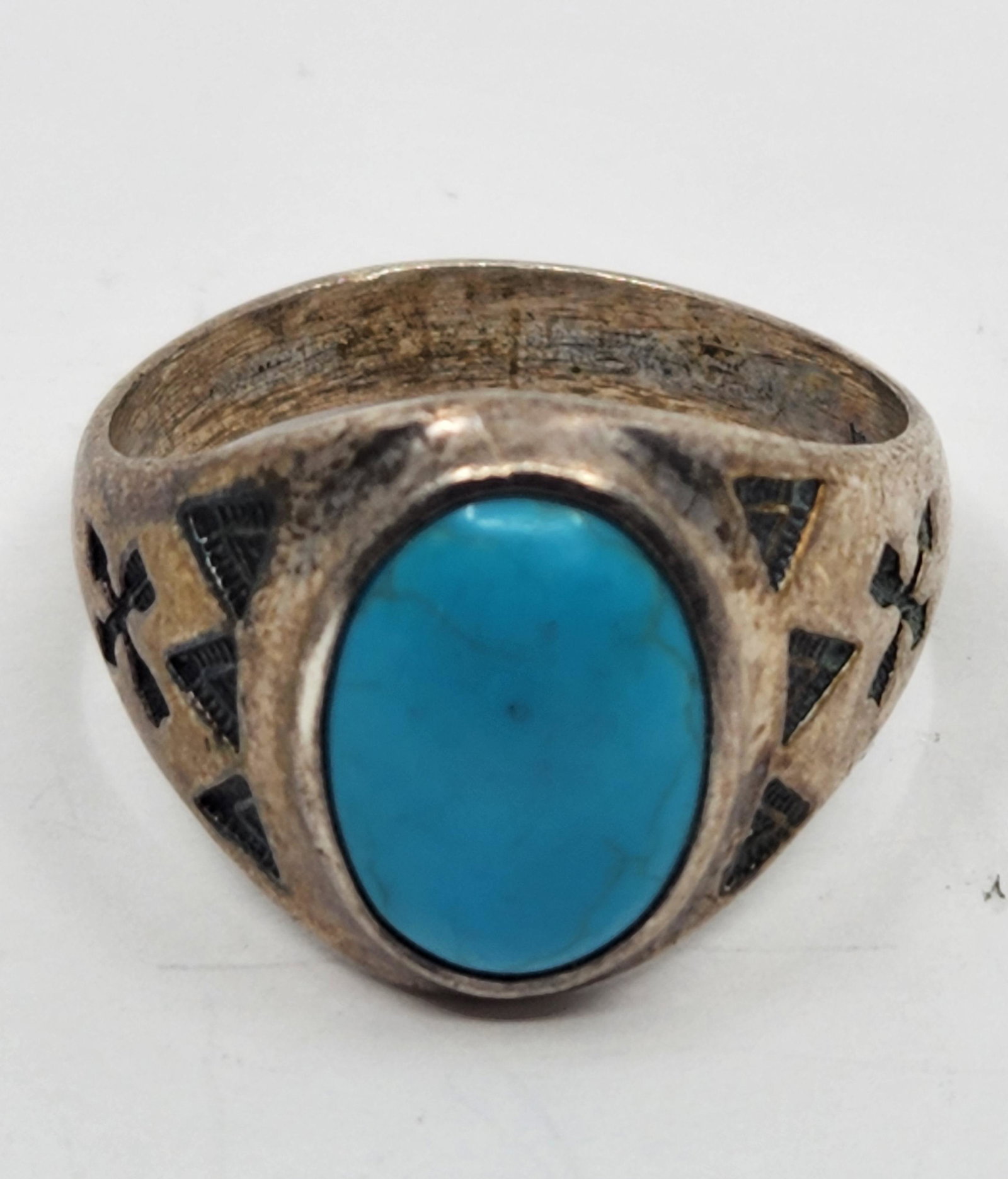 Shop Wheeler, Navajo Sterling Silver Turquoise Ring: Artist : Shop Wheeler, Manufacturing of Lemon, Navajo Titre : Navajo Sterling Silver Turquoise Ring Description (FR) : Bague en argent sterling, sertie d'une turquoise, signee Sterling WM (Monogram) G
