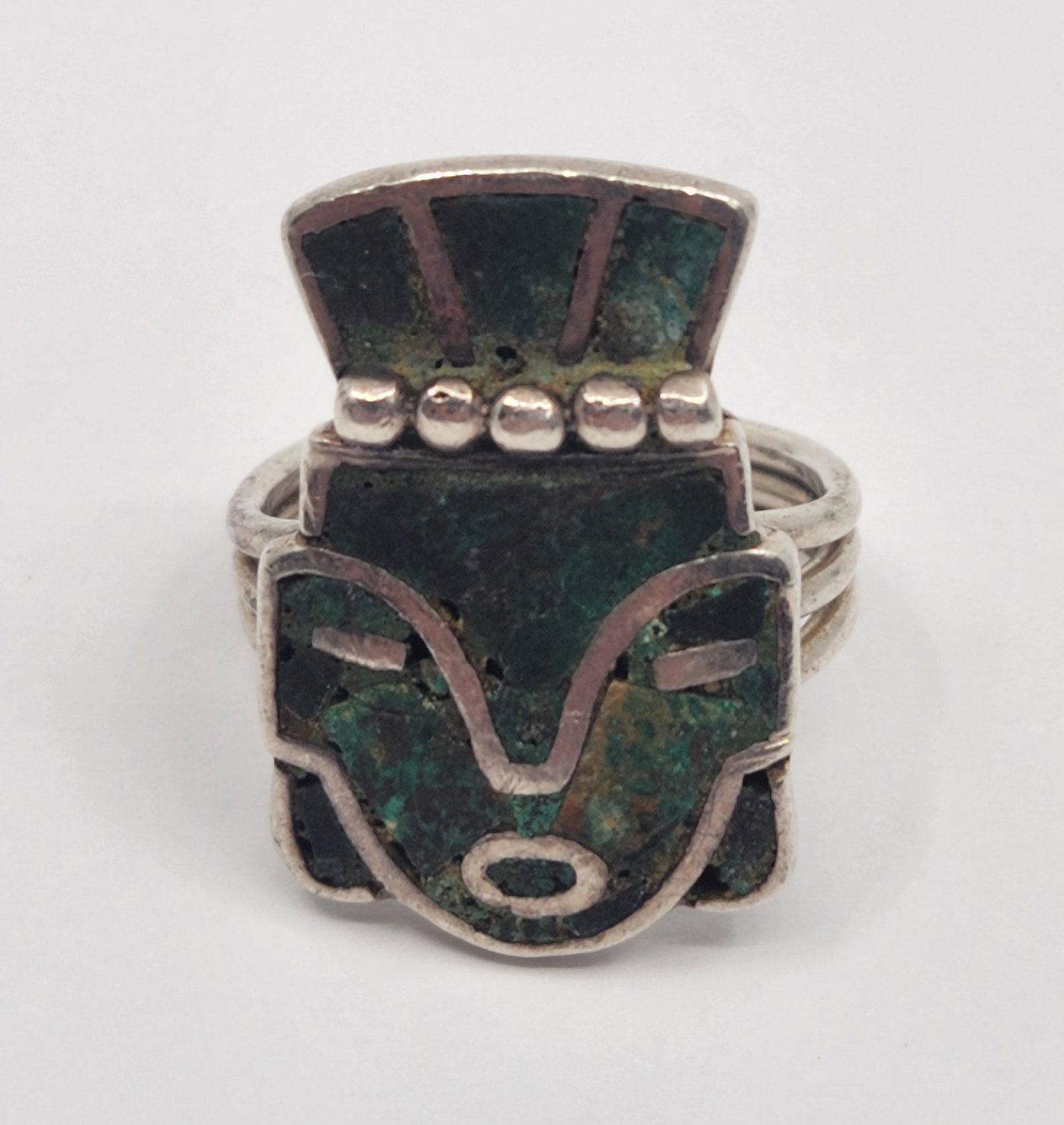 Los Castillos, Mexican Sterling Silver Inlay Head Ring: Artist : Los Castillos, Mexican Titre : Los Castillos, Mexican Sterling Silver Inlay Head Ring Description (FR) : Bague en argent sterling, incruste, representant une tete de Maya, signee au dos Coope