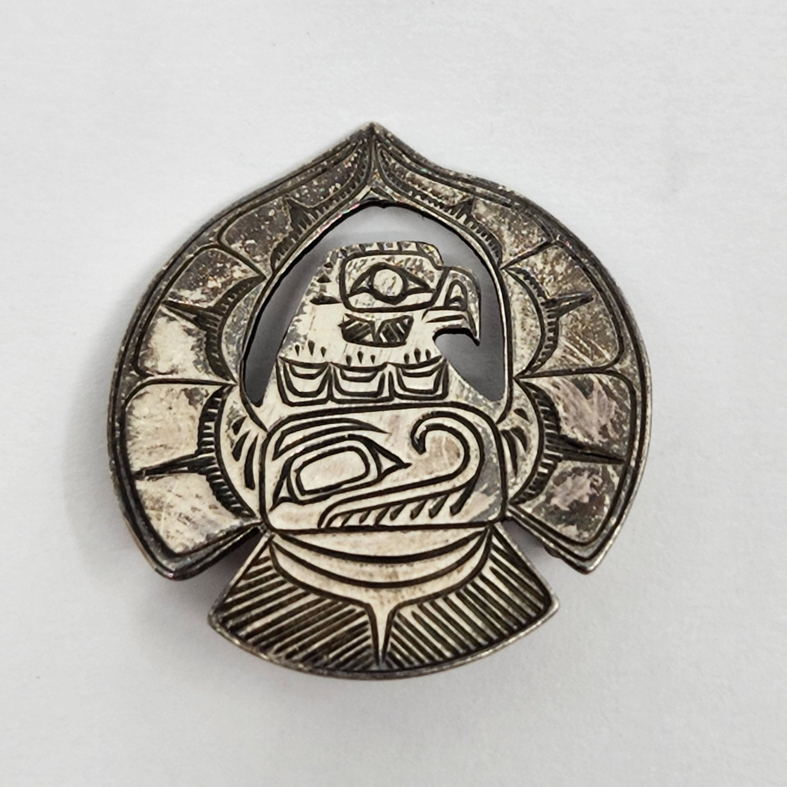 Gilbert Pat (1945- ), Haida, North West Coast, Eagle Sterling Silver Brooch: Artist : Gilbert Pat (1945- ), Haida, North West Coast Titre : Gilbert Pat (1945- ), Haida, North West Coast, Eagle Sterling Silver Brooch Description (FR) : Broche en argent sterling representant l'a