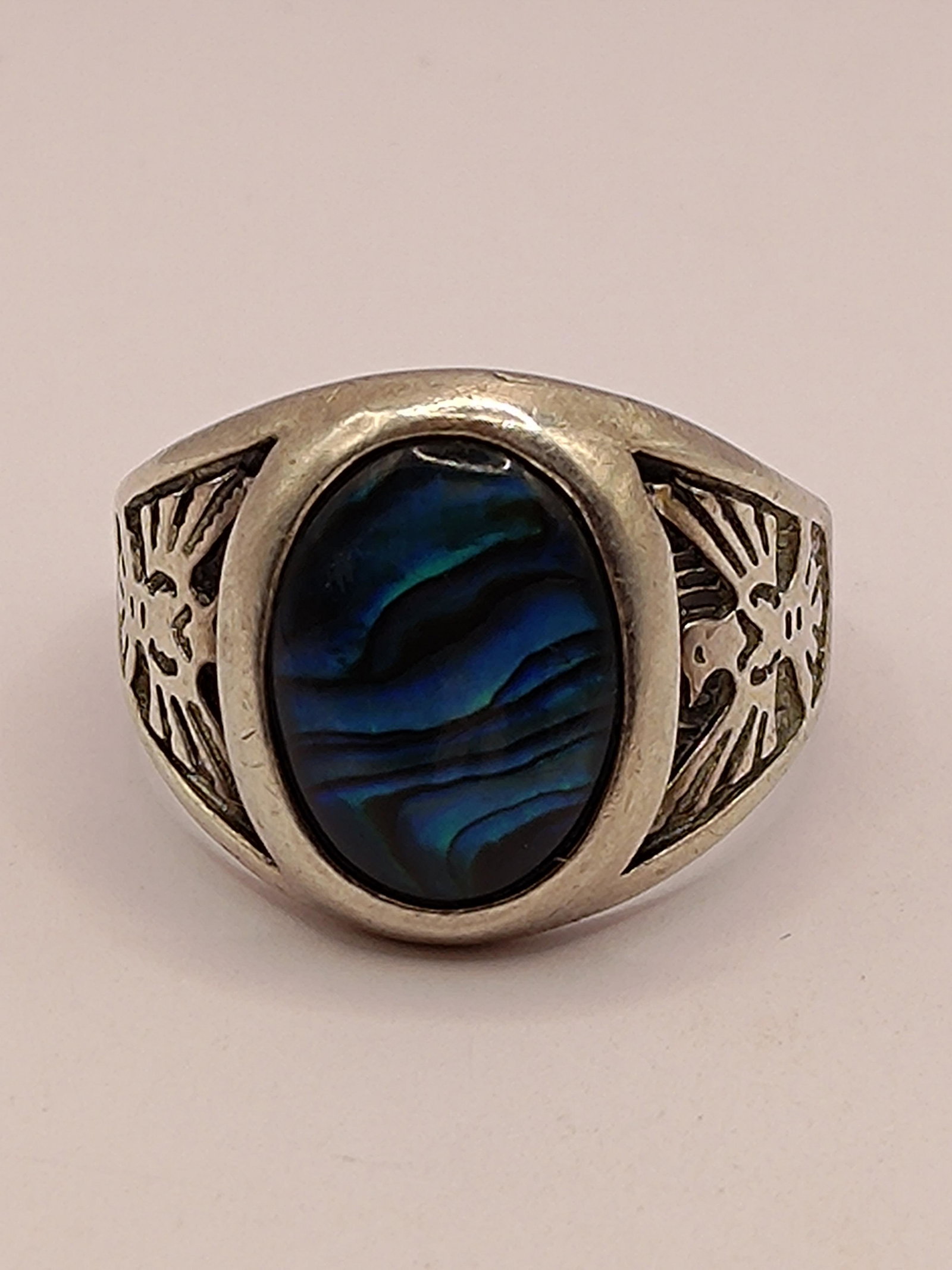 Shop Wheeler, Navajo Large Sterling Silver Mother of pearl Ring: Artist : Shop Wheeler, Manufacturing of Lemon, Navajo Title : Navajo Large Sterling Silver Mother of pearl Ring Description (FR) : Bague en argent sterling sertie d'un nacre de perle, signee a l'inter