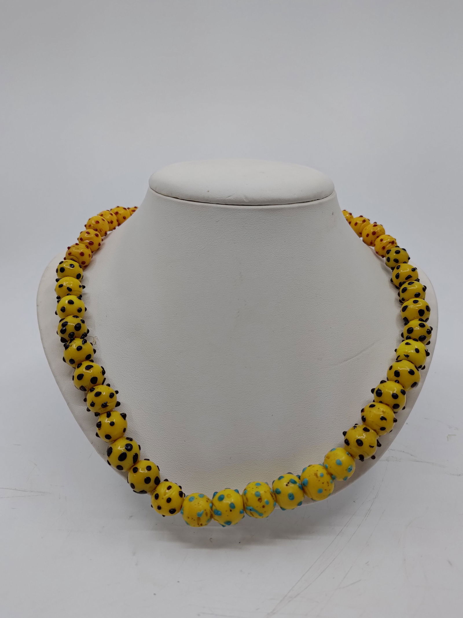 Antique Venetian Trade Beads, Yellow Skunk Eyes with Raised Dots (45 Beads): Title : Antique Venetian Trade Beads, Yellow Skunk Eyes with Black Raised Dots (52 Beads) Description (FR) : Ensemble de 45 billes de commerce en verre souflee Venitienne acienne C. 18-19TH Siecle, de