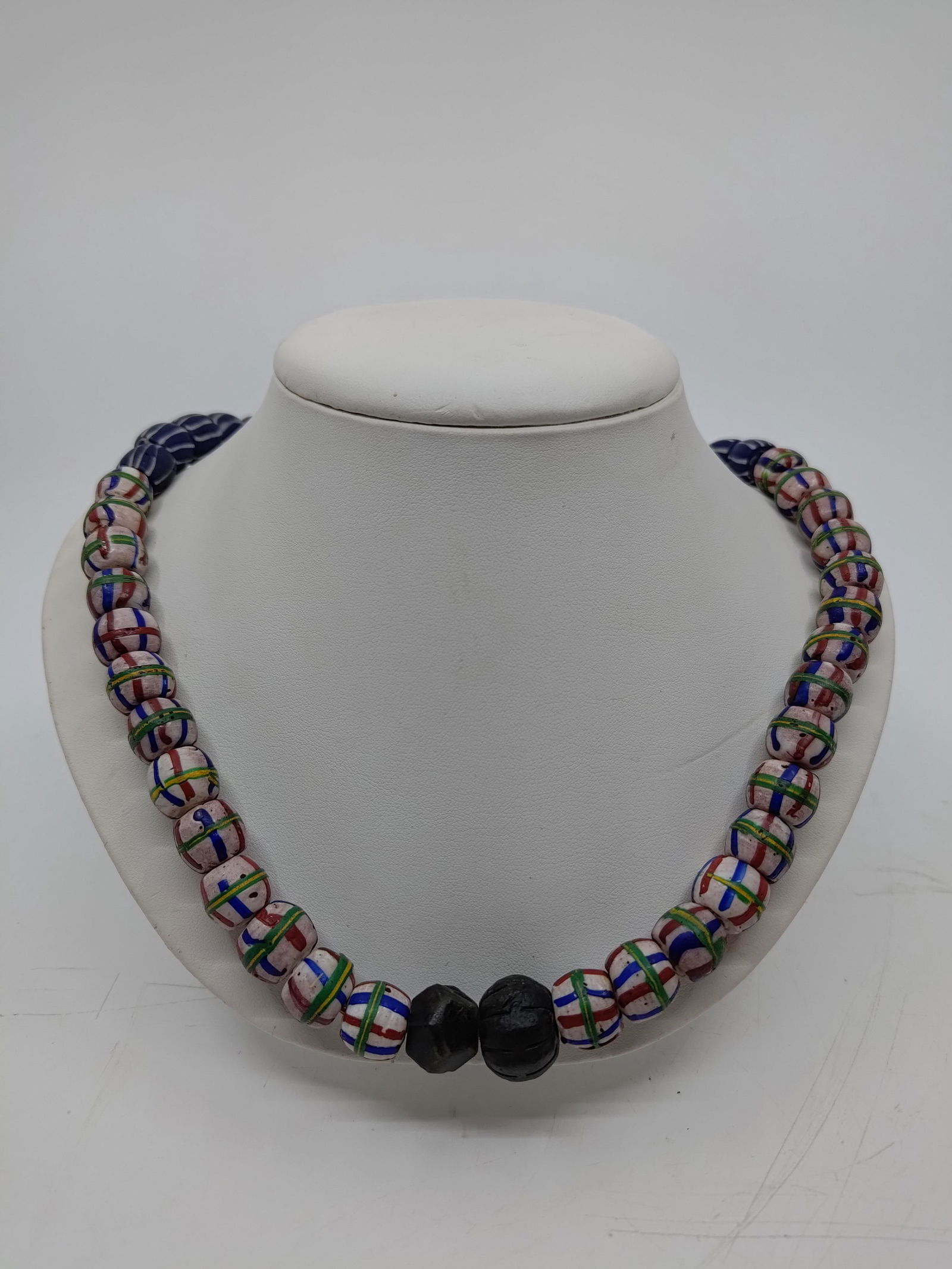 Antique Venetian Trade Beads, Mix (46 Beads): Title : Antique Venetian Trade Beads, Mix (46 Beads) Description (FR) : Ensemble de 46 billes de commerce en verre souflee Venitienne ancienne C.18-19TH Siecle, 12 billes bleu a raillures blanche, 28