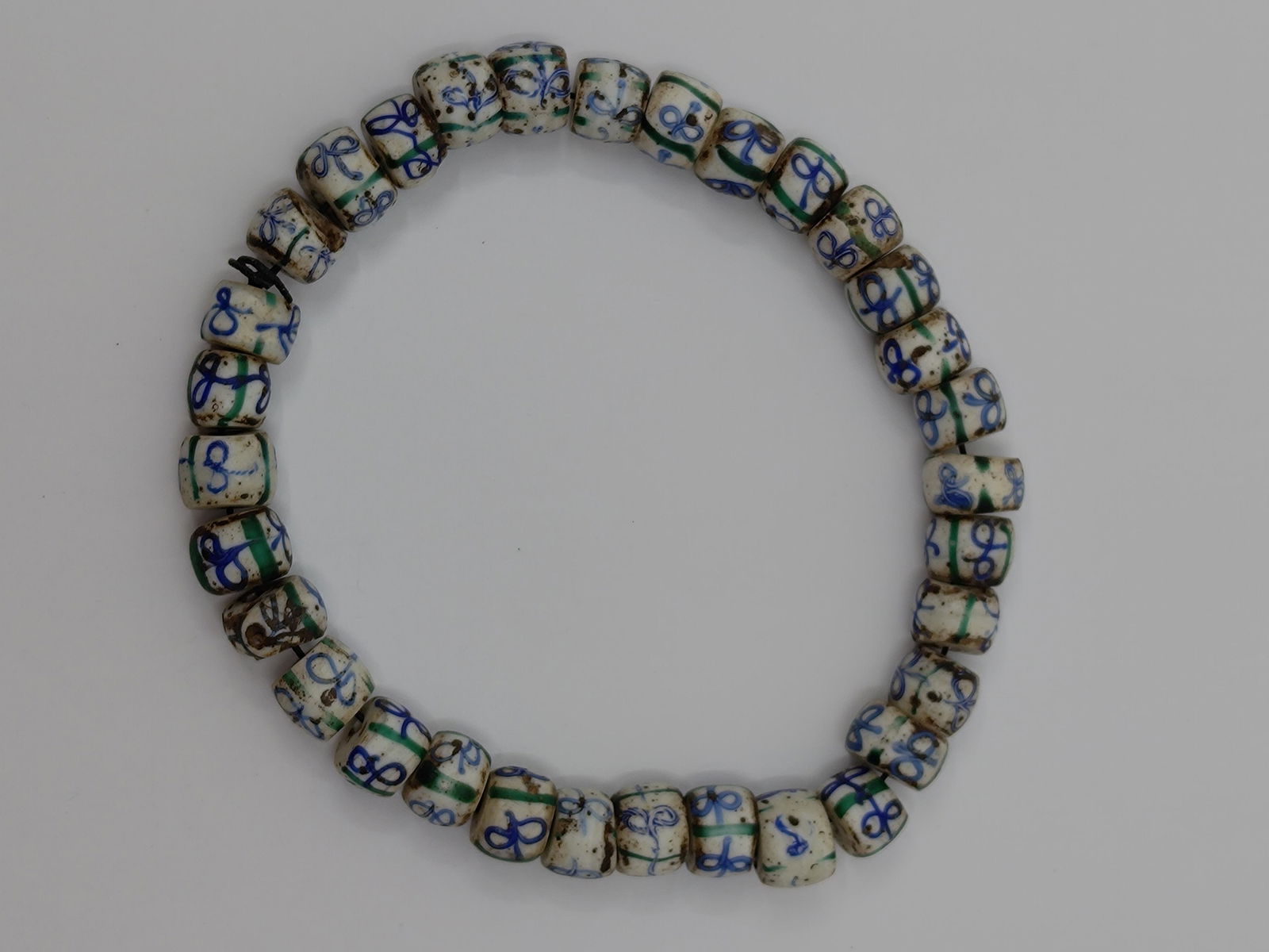 Antique Venetian Trade Beads (32 Beads): Title : Antique Venetian Trade Beads (32 Beads) Description (FR) : Ensemble de 32 billes de commerce en verre souflee Venitienne ancienne C.17-19TH Siecle, 32 Billes de couleur blanche verte et bleu,