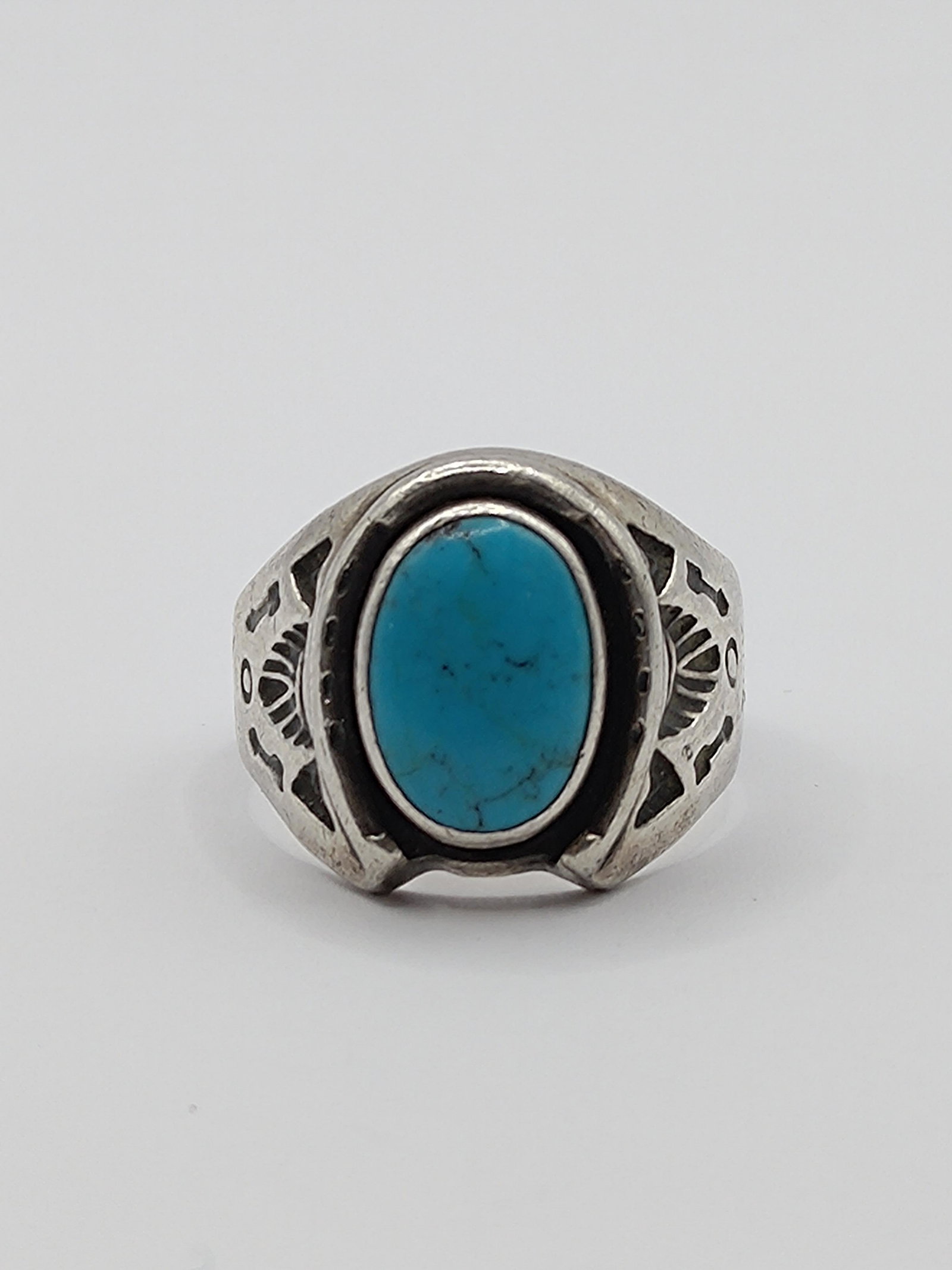 Shop Wheeler, Navajo Sterling Silver Turquoise Ring: Artist : Shop Wheeler, Manufacturing of Lemon, Navajo Titre : Navajo Sterling Silver Turquoise Ring Description (FR) : Bague en argent sterling, sertie d'une turquoise, signee Sterling WM (Monogram) G