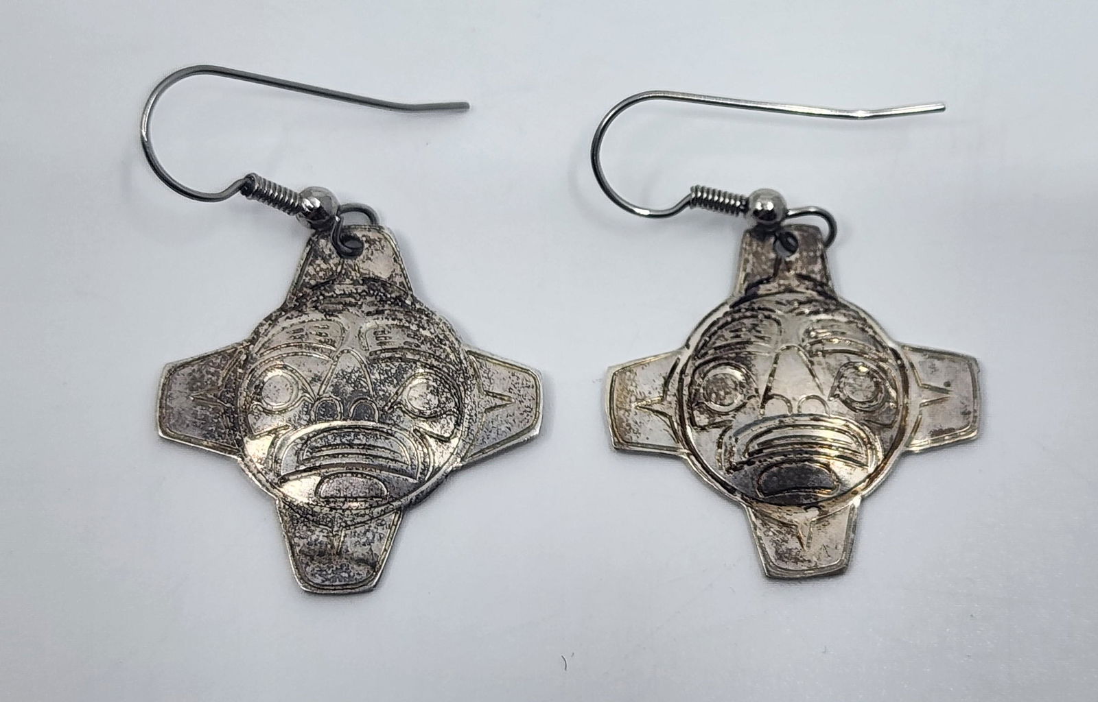 John Lancaster, Haida, North West Coast Sterling Silver Sun Earrings: Artist : John Lancaster, Haida Title : John Lancaster, Haida, North West Coast Sterling Silver Sun Earrings Description (FR) : Paire de boucle d'oreilles en argent sterling, representant le soleil myt