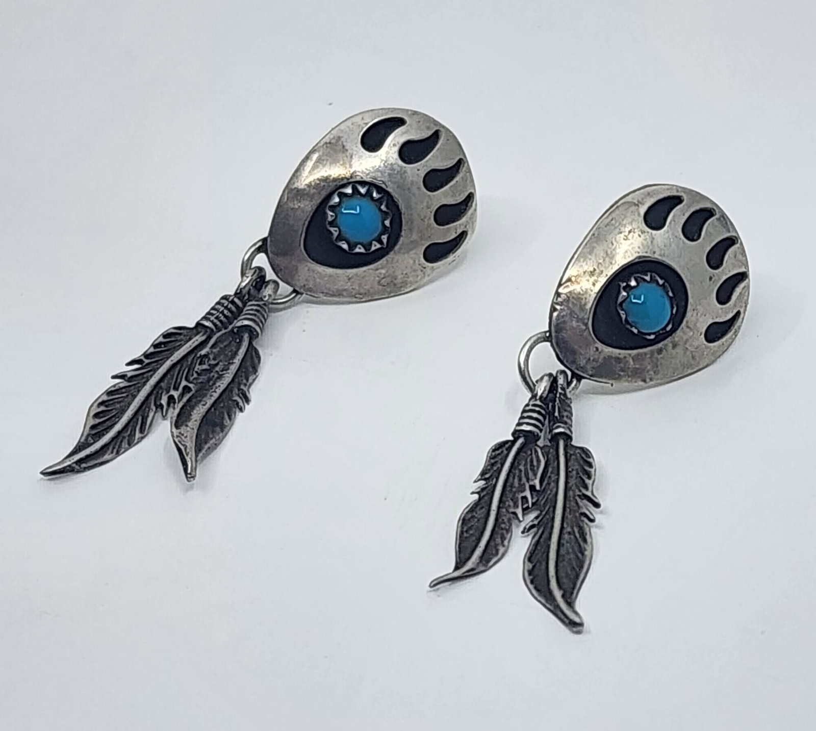 Navajo, Sterling Silver Bear Paw Turquoise Earrings: Title : Navajo, Sterling Silver Bear Paw Turquoise Earrings Description (FR) : Paire de boucle d'oreille en argent sterling en forme de patte d'ours sertie de turquoise Description (ENG) : Pair of ste