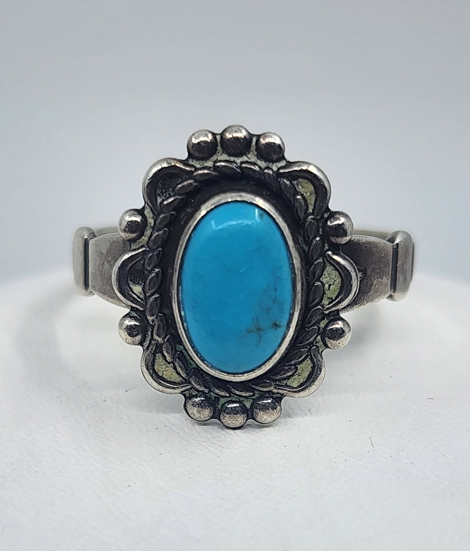 Wheeler Manufacturing of Lemmon, Navajo, Turquoise Sterling Silver Ring: Artist : Wheeler Manufacturing of Lemmon, Navajo Title : Wheeler Manufacturing of Lemmon, Navajo, Turquoise Sterling Silver Ring Description (FR) : Bague en argent sterling, sertie d'une turquoise, si