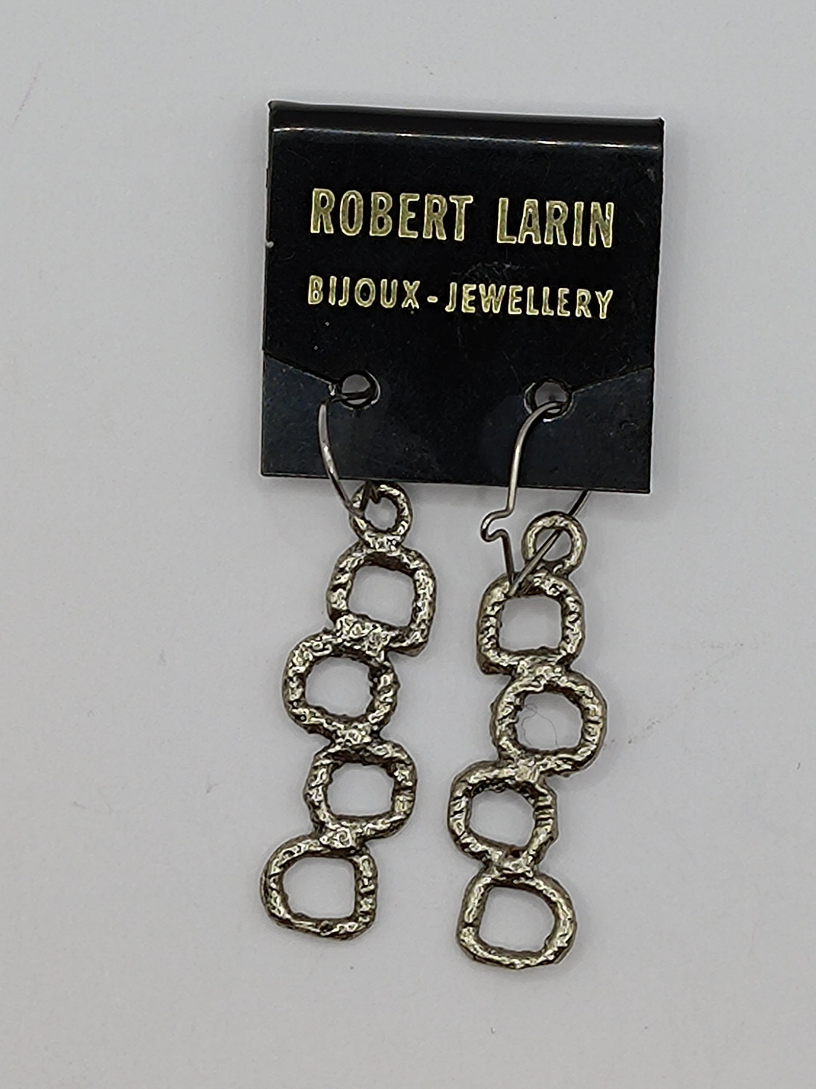Robert Larin, Modernist Pewter Earrings: Artist : Robert Larin, Canada Title : Robert Larin, Modernist Pewter Earrings Description (FR) : Paire de boucle d'oreilles en etain Description (ENG) : Pair of pewter earrings Dimention (PO) : 2" x 1