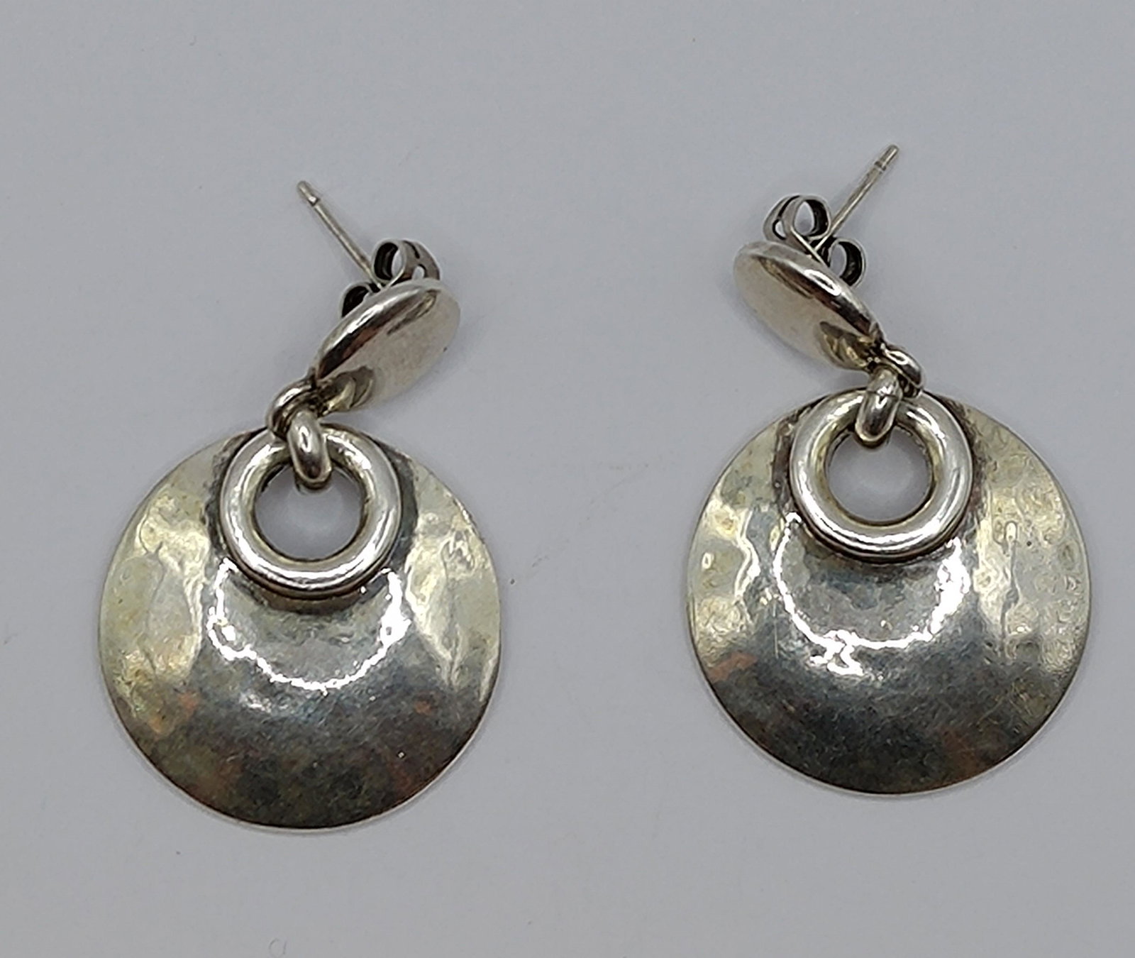 Scooter, Paris, Sterling Silver Earrings: Artist : Scooter, Paris Titre : Scooter, Paris, Sterling Silver Earrings Description (FR) : Paire de boucle d'oreilles en argent sterling, signee au dos Scooter Paris Description (ENG) : Pair of sterl