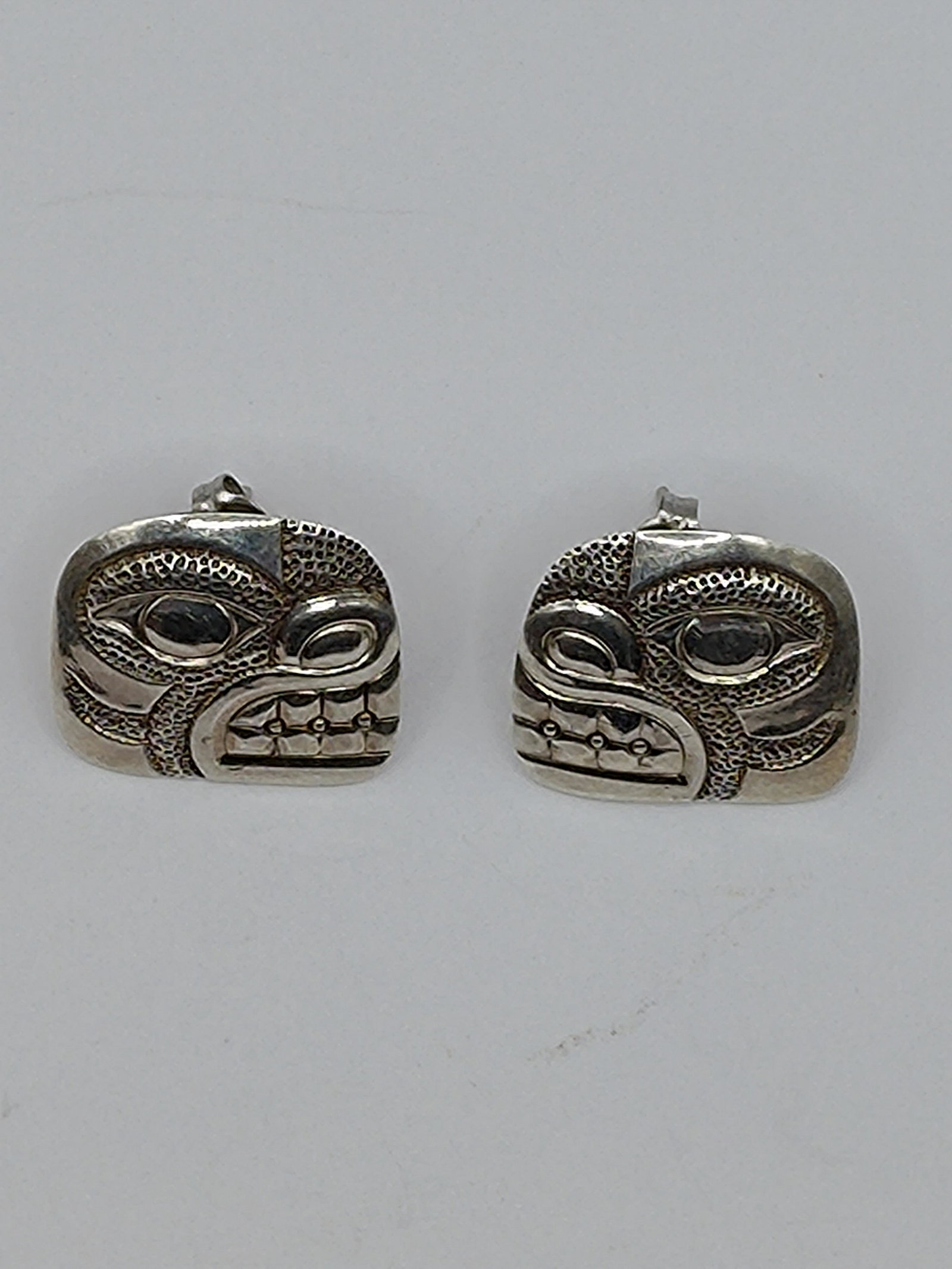DLM, Haida, North West Coast Sterling Silver Bear Earrings: Artist : DLM, Haida, North West Coast Titre : DLM, Haida, North West Coast Sterling Silver Bear Earrings Description (FR) : Paire de boucle d'oreilles en argent sterling, representant l'ours Mythique,