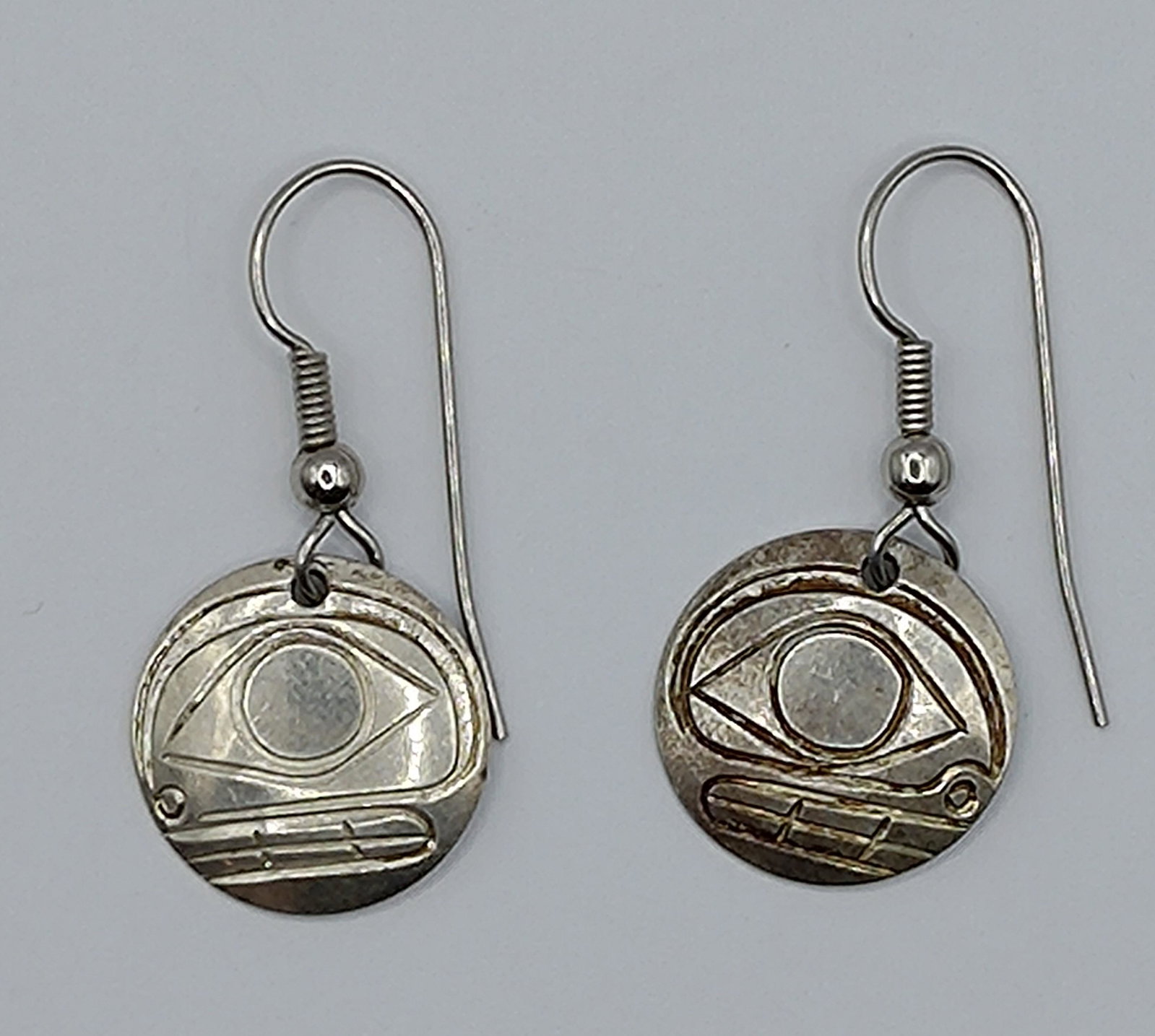Haida, North West Coast Sterling Silver Earrings: Titre : Haida, North West Coast Sterling Silver Earrings Description (FR) : Paire de boucle d'oreille en argent sterling, non signee Description (ENG) : Pair of sterling silver earrings, unsigned Dime