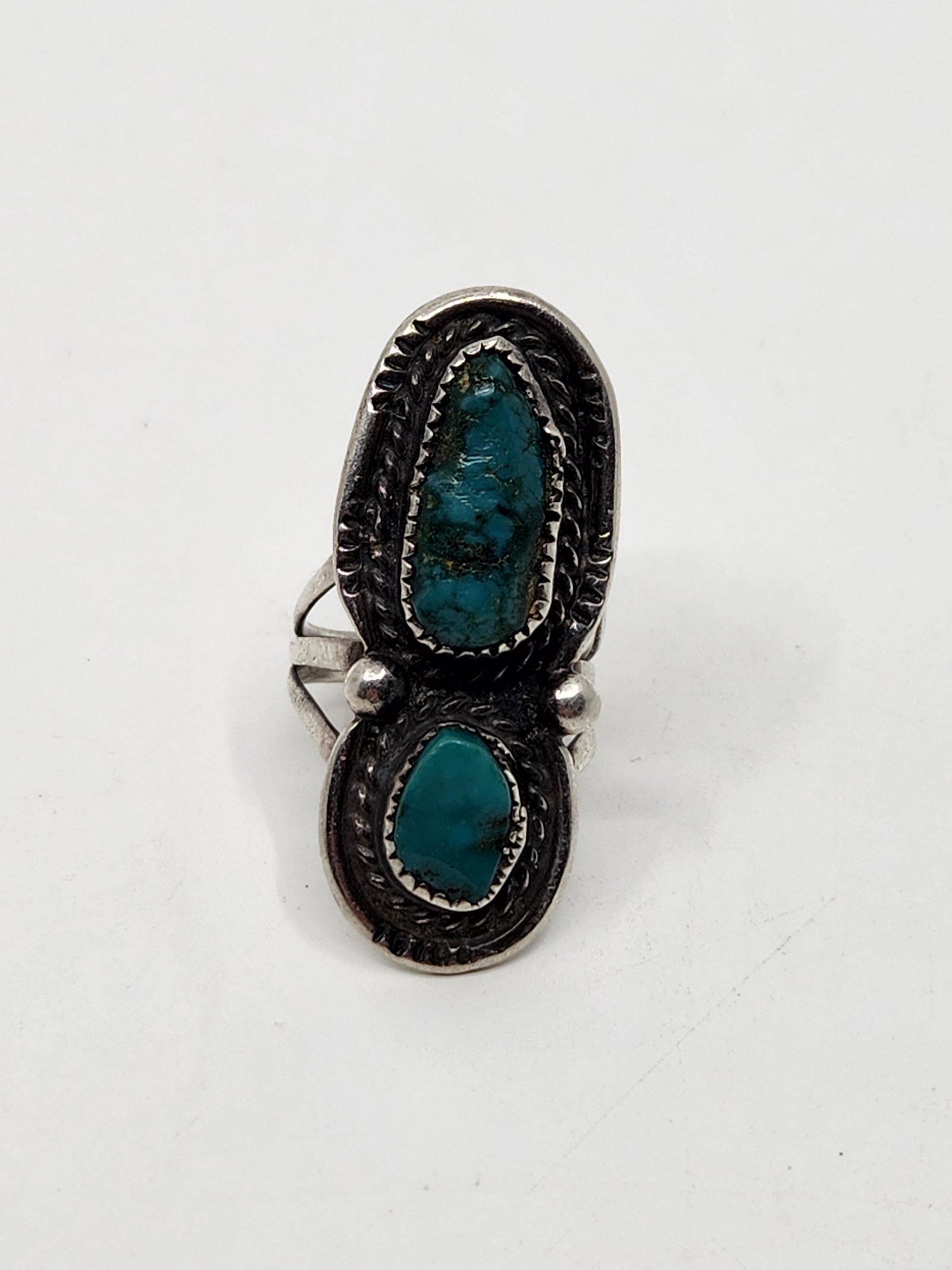 Simone Zurmay, Navajo Sterling Silver Turquoises Ring: Artist : Simone Zurmay, Navajo Title : Simone Zurmay, Navajo Sterling Silver Turquoises Ring Description (FR) : Bague en argent Sterling, sertie de deux turquoises, signee a l'interieur Simone Zurmay 