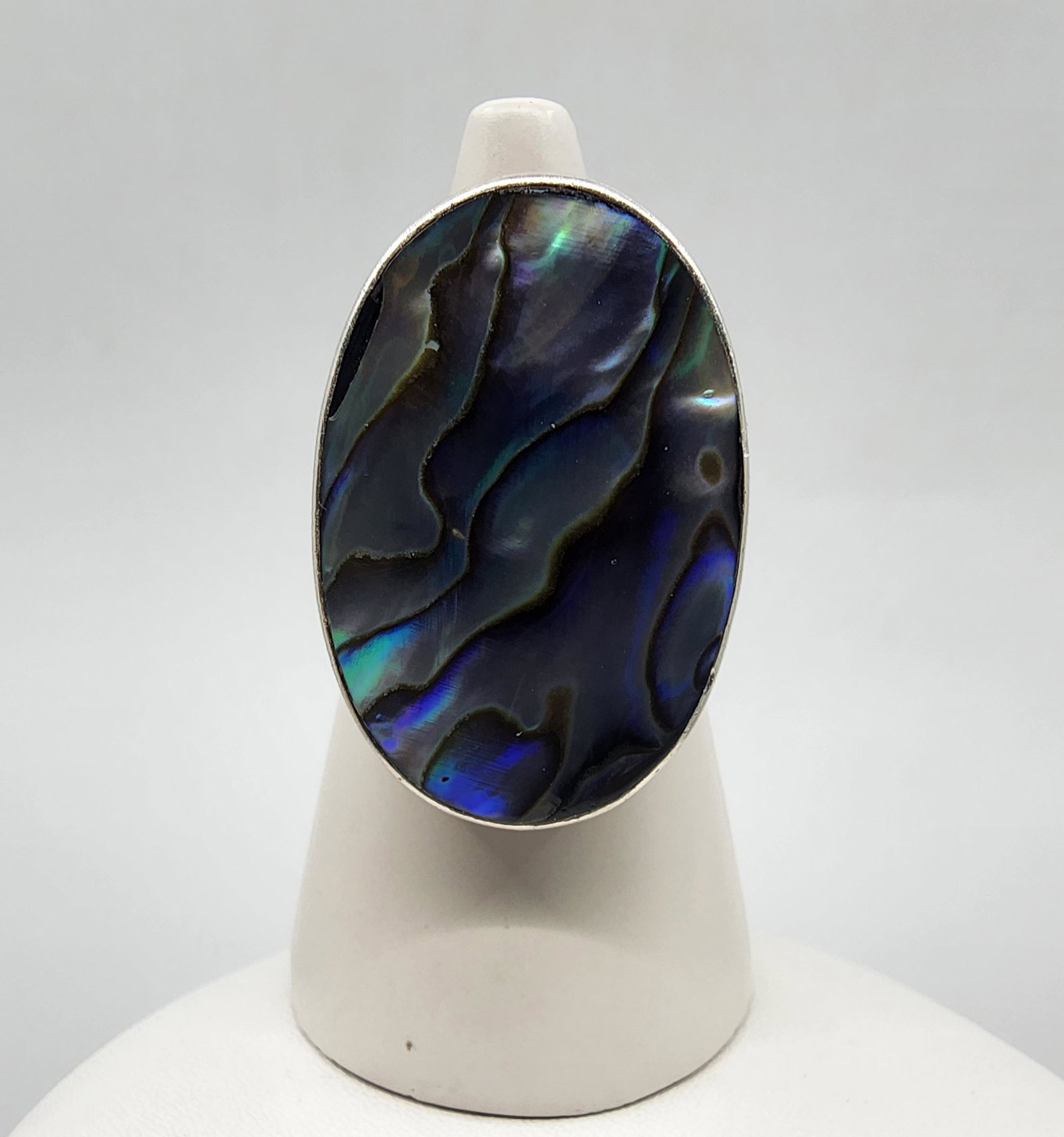Sajen, Sterling Silver Mother of Pearls Ring: Artist : Sajen Title : Sajen, Sterling Silver Mother of Pearls Ring Description (FR) : Bague en argent Sterling, sertie de nacre de perles, signee a l'interieur Sajen 925 Grandeur : 8 Description (ENG