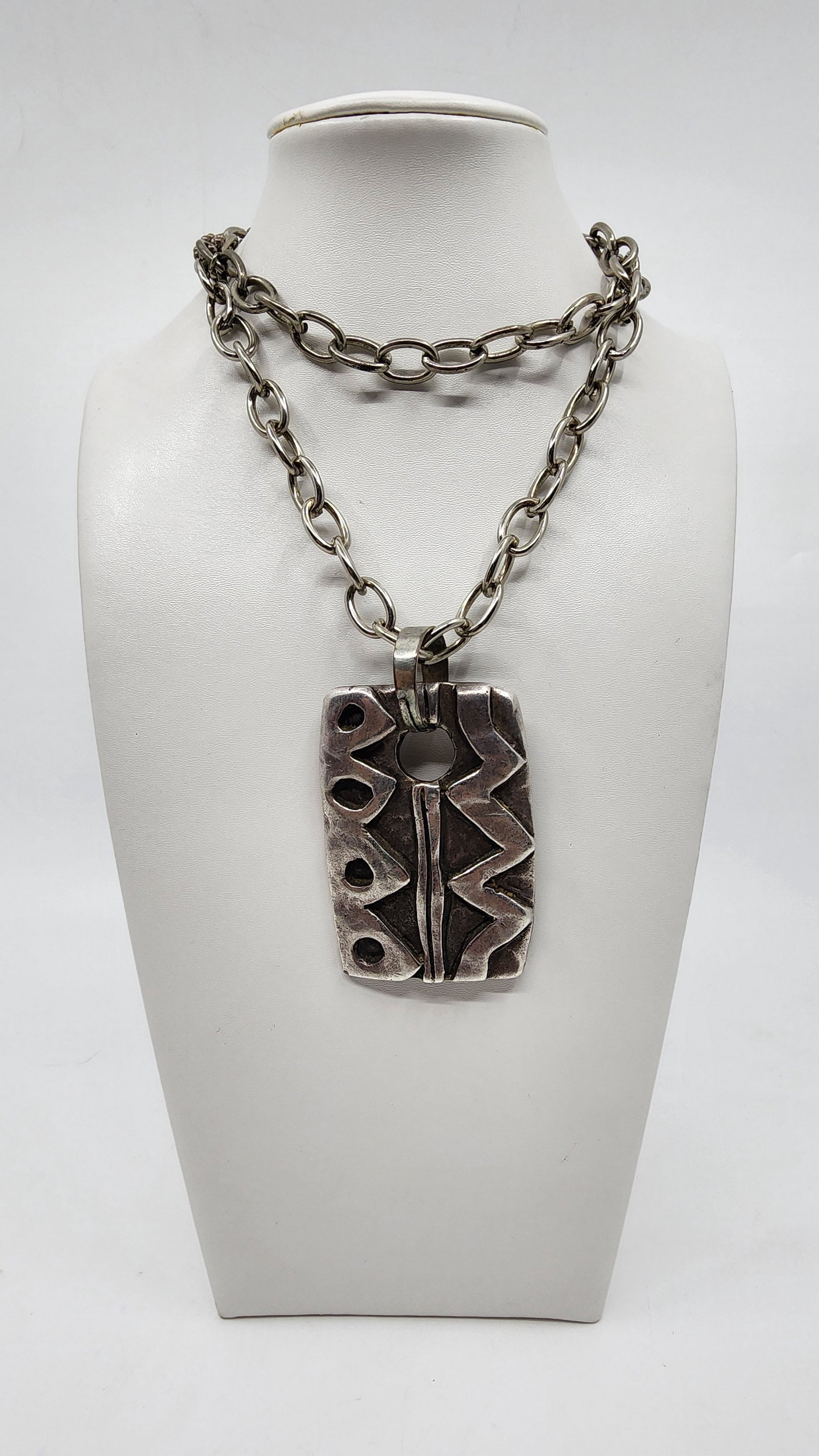 Large Modernist Pewter Pendant: Title : Large Modernist Pewter Pendant Description (FR) : Grand Pendentif en etain Moderniste Description (ENG) : Large Modernist Pewter Pendant Dimention (PO) : 1 3/4" x 2 1/2" Dimention (CM) : 4.44 