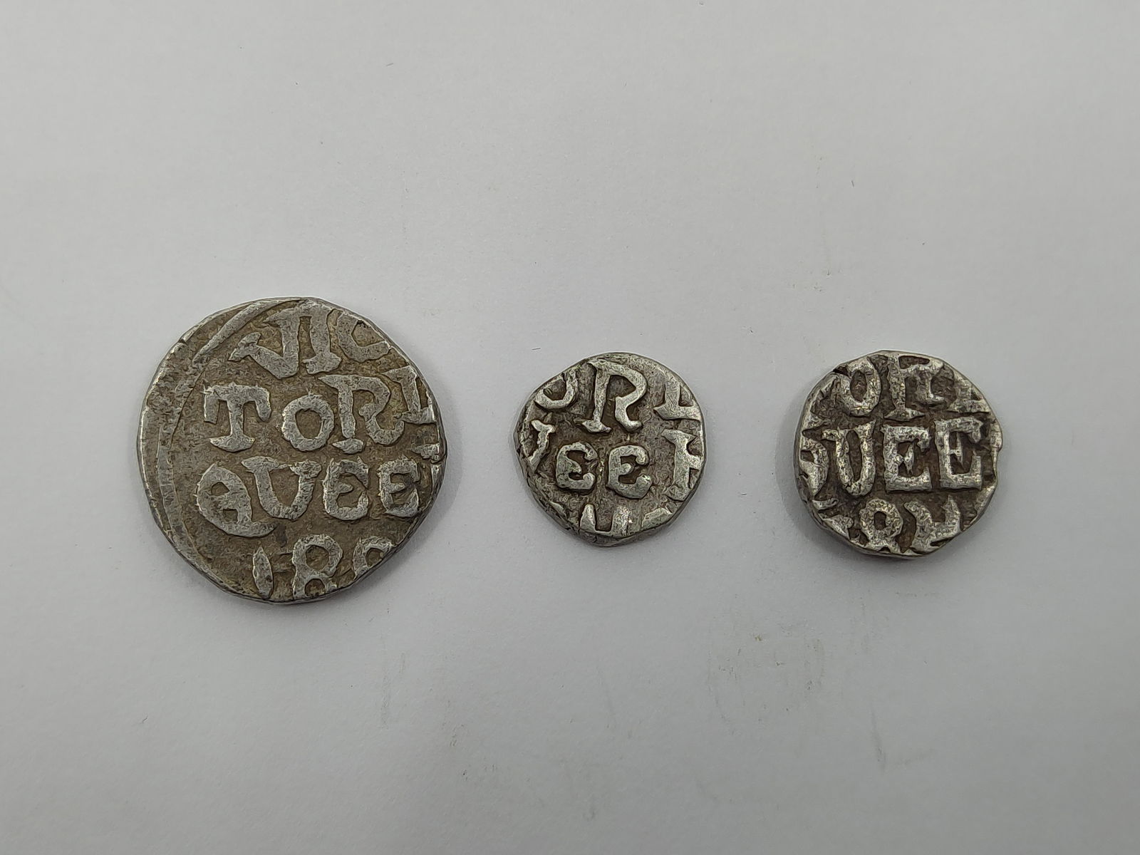 Set of 3 Silver Coins British India " VICTORIA", not identify (1 of 8)