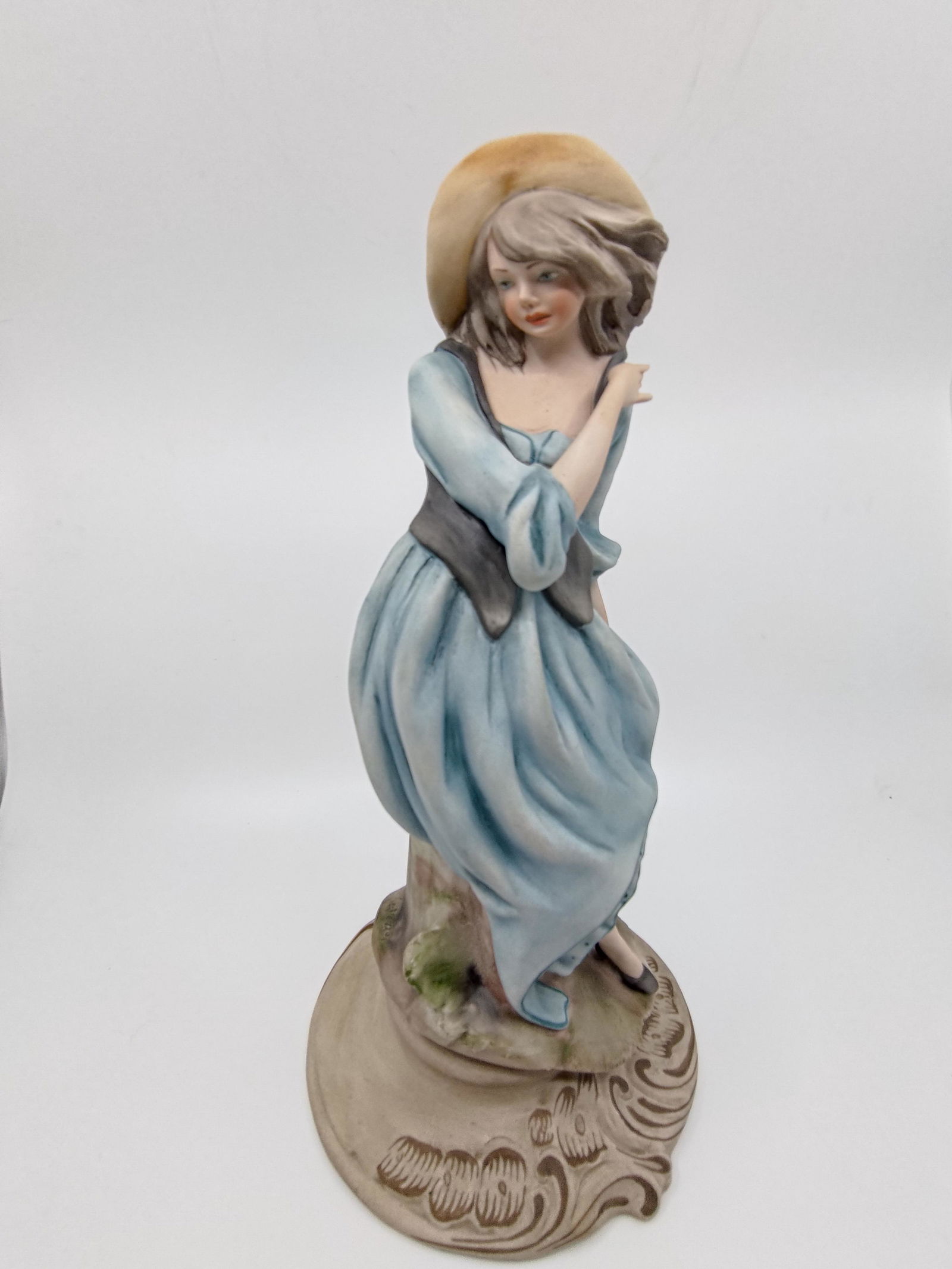 Vintage Capodimonte By Ethan Allen, Porcelain Lady Figurine: Titre : Vintage Capodimonte By Ethan Allen, Porcelain Lady Figurine Description (FR) : Sculpture en porcelaine de Capodimonte Italienne par Ethan Allen, signee au dos et en dessous Description (ENG) :