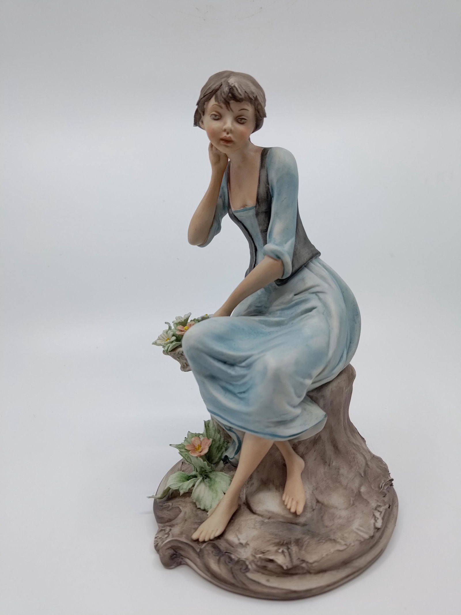 Vintage Capodimonte By Ethan Allen, Porcelain Young women with Flowers Figurine: Titre : Vintage Capodimonte By Ethan Allen, Porcelain Young women with Flowers Figurine Description (FR) : Sculpture en porcelaine de Capodimonte Italienne par Ethan Allen, signee au dos et en dessous