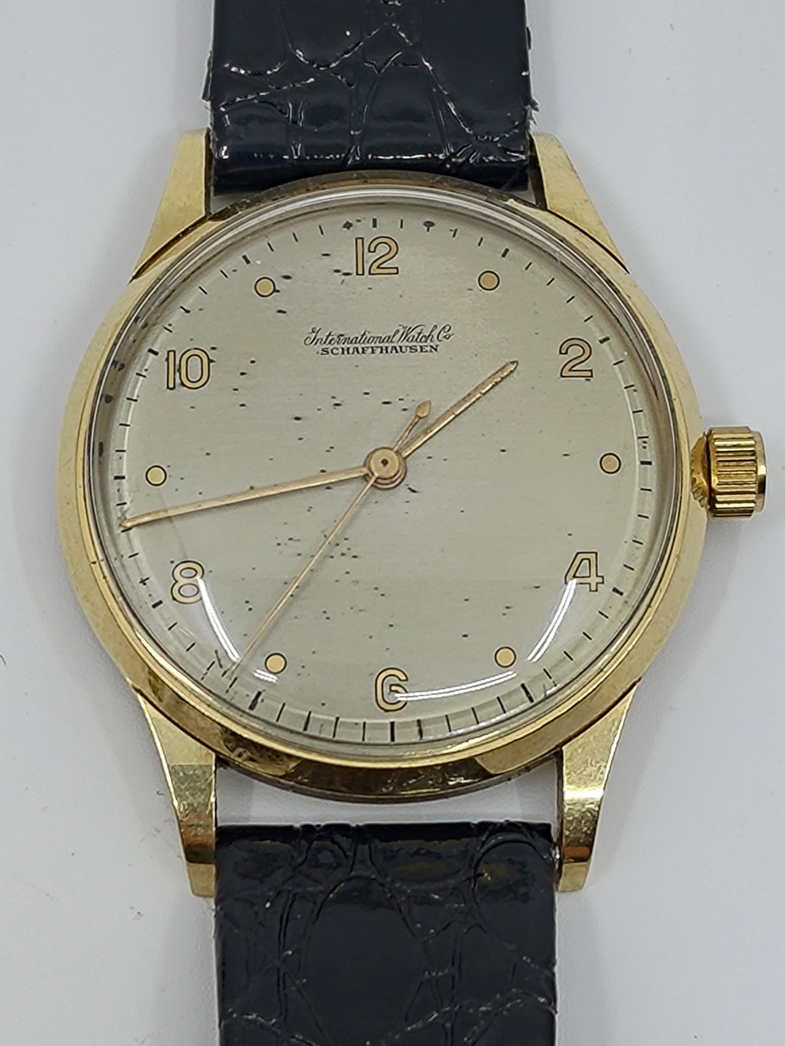 IWC, International Watch Schaffhausen Cal. C.89 18KT Watch 1940's: Titre : IWC, International Watch Schaffhausen Cal. C.89 18KT Watch 1940's Description (FR) : Montre pour homme, IWC, International Watch Schaffhausen, mouvement mechanique a remontage mechanique, Cal.