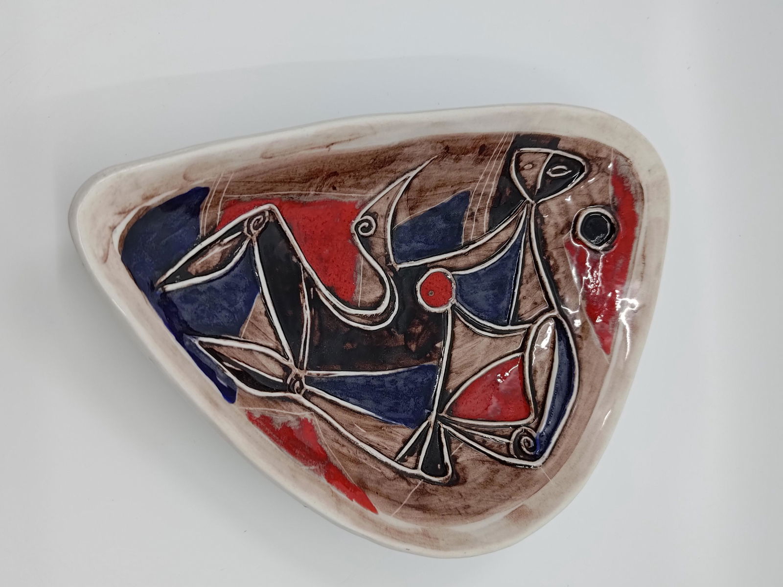 Fantoni, Macello (1915-2011) Cubic Scene Ceramic Plate for Raymor: Artist : Fantoni, Macello (1915-2011) Titre : Village en hiver Description (FR) : Assiette en ceramique peinte cubisme, representant une figure et des oiseaux, signee au dos Fantoni for Raymor Descrip