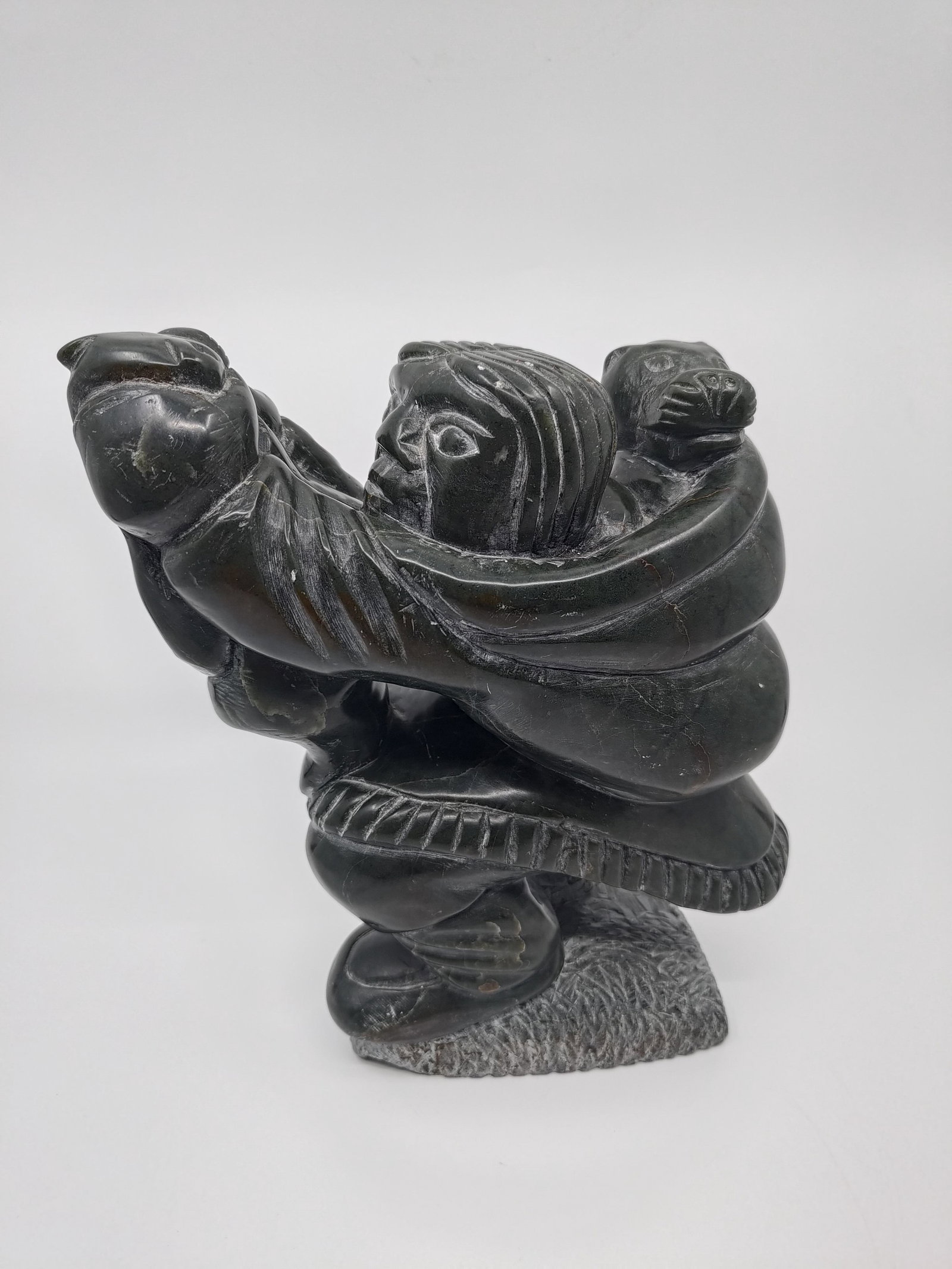 Aupalukta, Isa (1942- ) Port Harrison / Inukjuak, Mother and Bears Chlildren (1998): Artist : Aupalukta, Isa (1942- ) Port Harrison / Inukjuak Title : Mother and Bears Chlildren (1998) Description (FR) : Sculpture en pierre serpentine, signee en dessous en Syllabique et datee 1998 Des