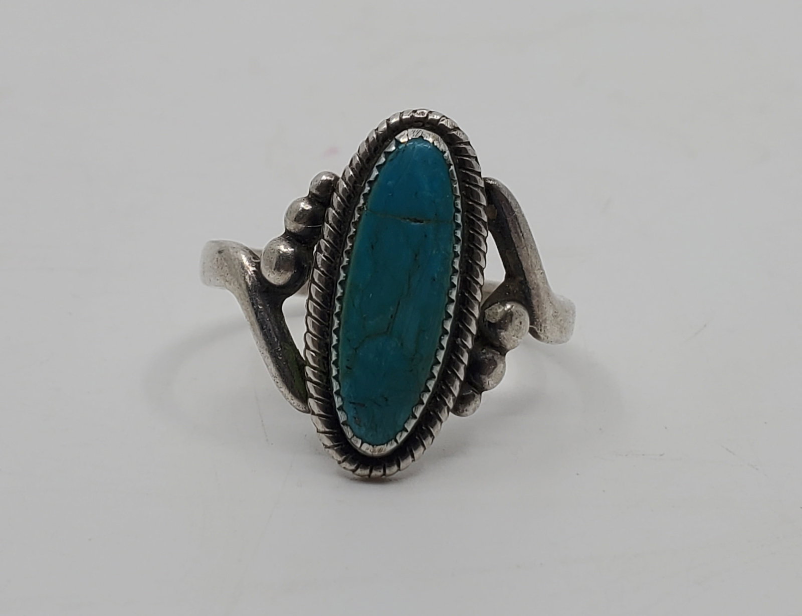 Shop Wheeler, Navajo Sterling Silver Turquoise Ring: Artist : Shop Wheeler, Manufacturing of Lemon, Navajo Titre : Navajo Sterling Silver Turquoise Ring Description (FR) : Bague en argent sterling, sertie d'une turquoise, signee Sterling WM (Monogram) G