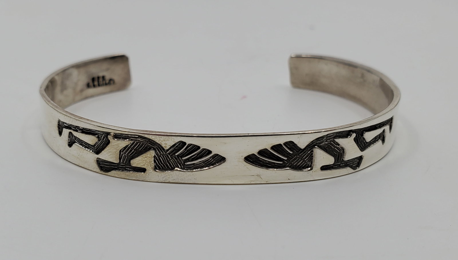 Vintage Kokopelli Sterling Silver Cuff Bracelet: Titre : Vintage Kokopelli Sterling Silver Cuff Bracelet Description (FR) : Bracelet en argent sterling, representant 2 Kokopelli, signee a l'interieur Description (ENG) : Sterling silver bracelet, rep