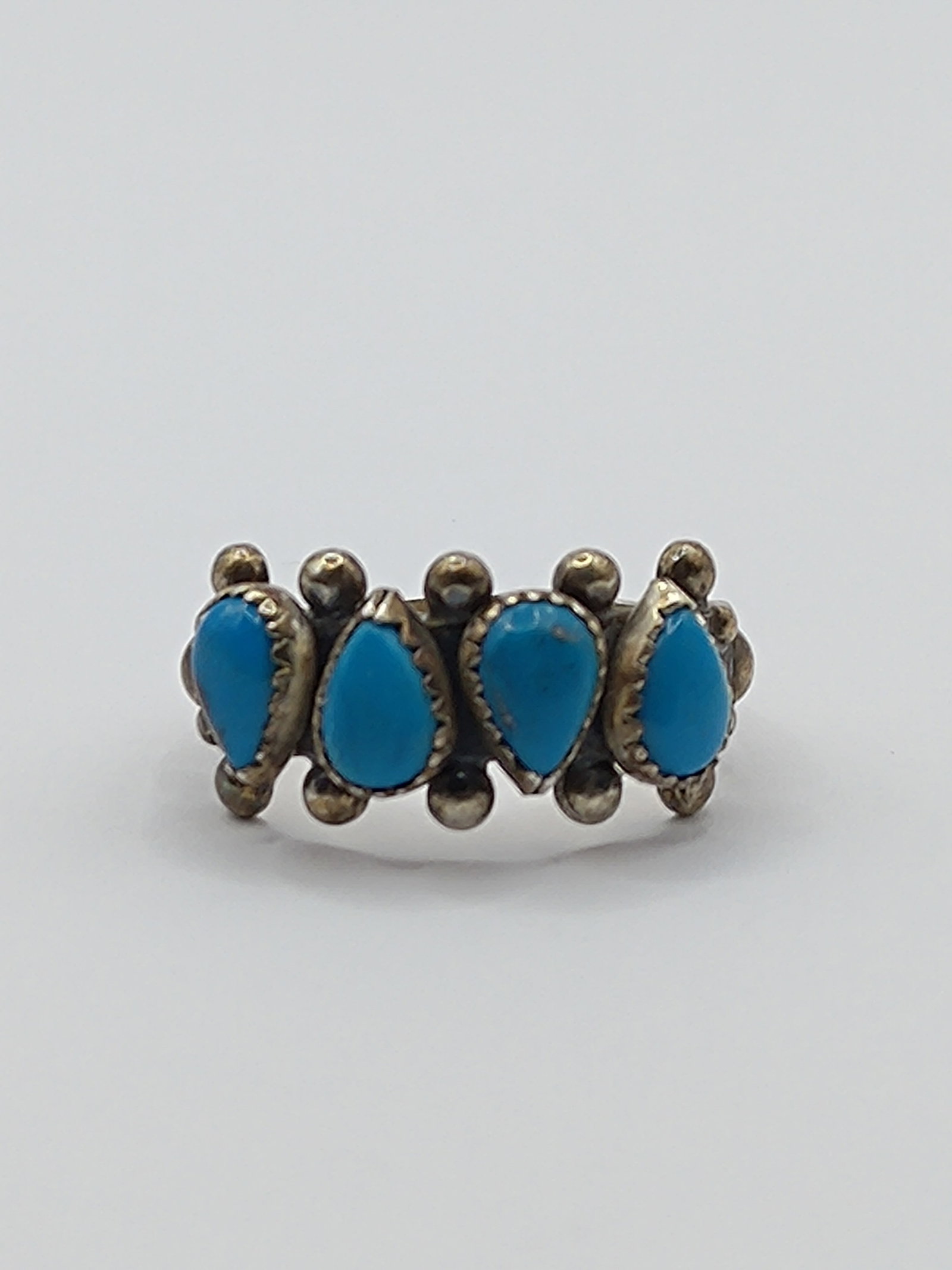 Shop Wheeler, Navajo Sterling Silver Turquoise Ring: Artist : Shop Wheeler, Manufacturing of Lemon, Navajo Titre : Shop Wheeler, Navajo Sterling Silver Turquoise Ring Description (FR) : Bague en argent sterling, sertie de 4 turquoises, signee a l'interi