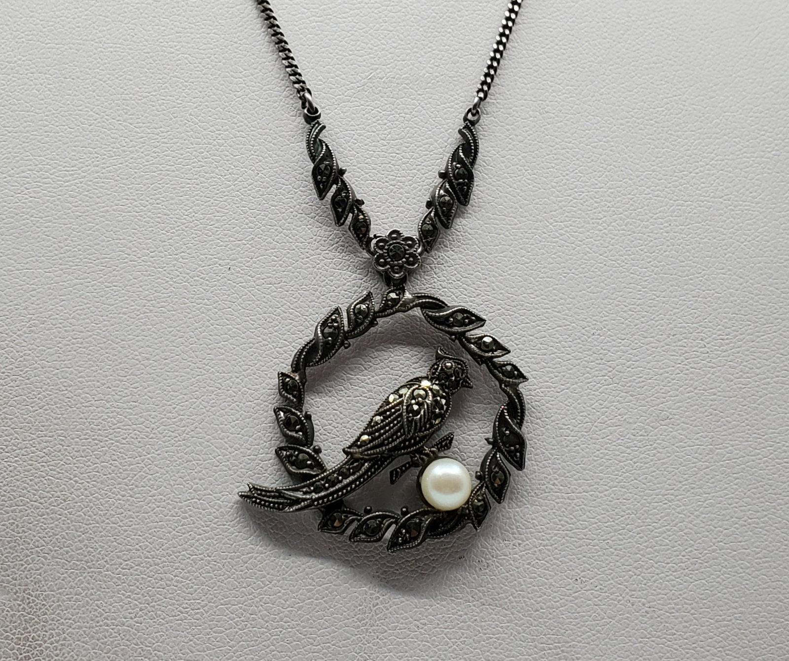 Antique Art Deco Sterling Silver Bird Necklace set with Marcasites and Pearl: Title : Antique Art Deco Sterling Silver Bird Necklace set with Marcasites and Pearl Description (FR) : Collier art deco en argent sterling representant un oiseau, sertie de marcassites et d'une perle