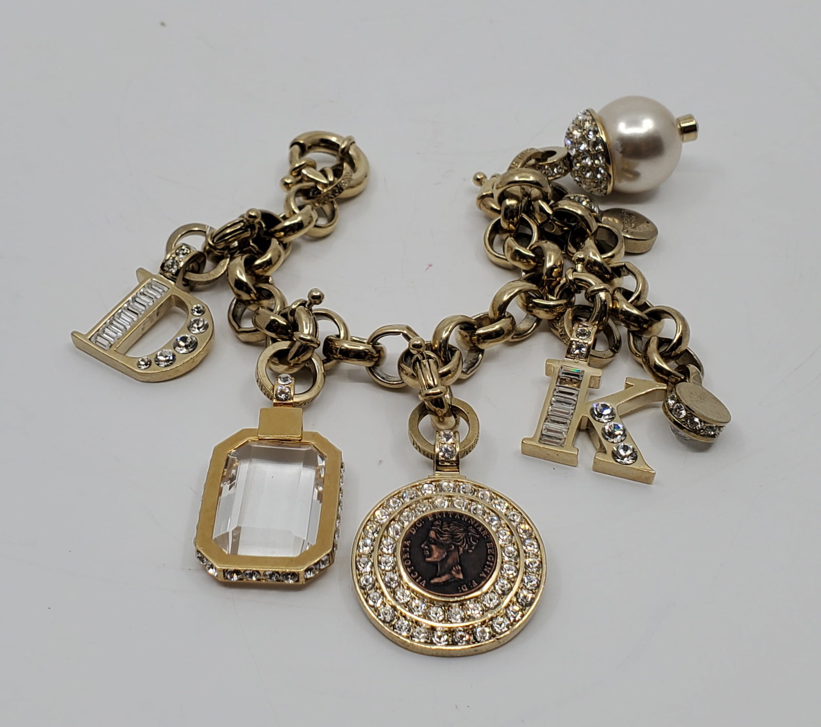 Dyrberg and Kern, Vintage Custome Gold Plated Charm Bracelet: Artist : Dyrberg and Kern Titre : Dyrberg and Kern, Vintage Custome Gold Plated Charm Bracelet Description (FR) : Bracelet breloque en metal plaquee or sertie de plusieur breloque, signee Dyrberg Kern