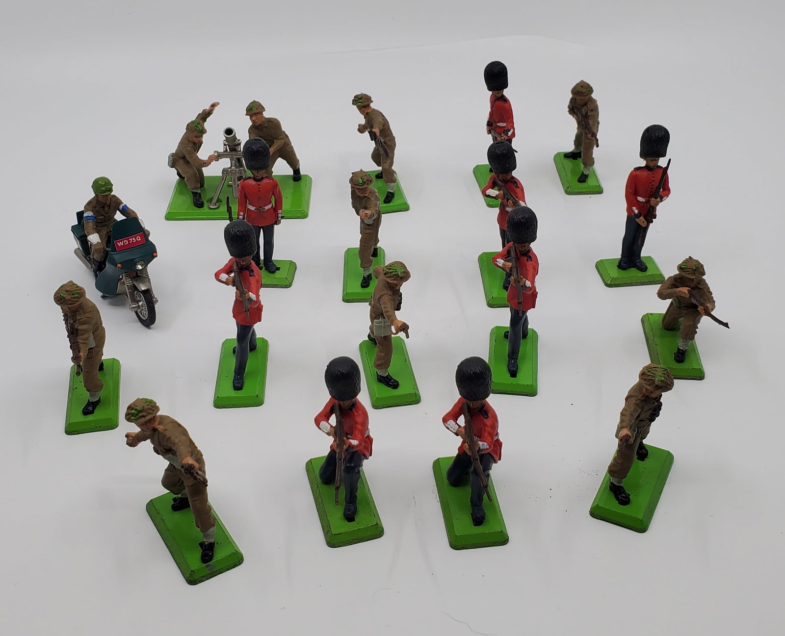 Deetail, Lot of 18 Toys Soldier Figurine (1 of 10)