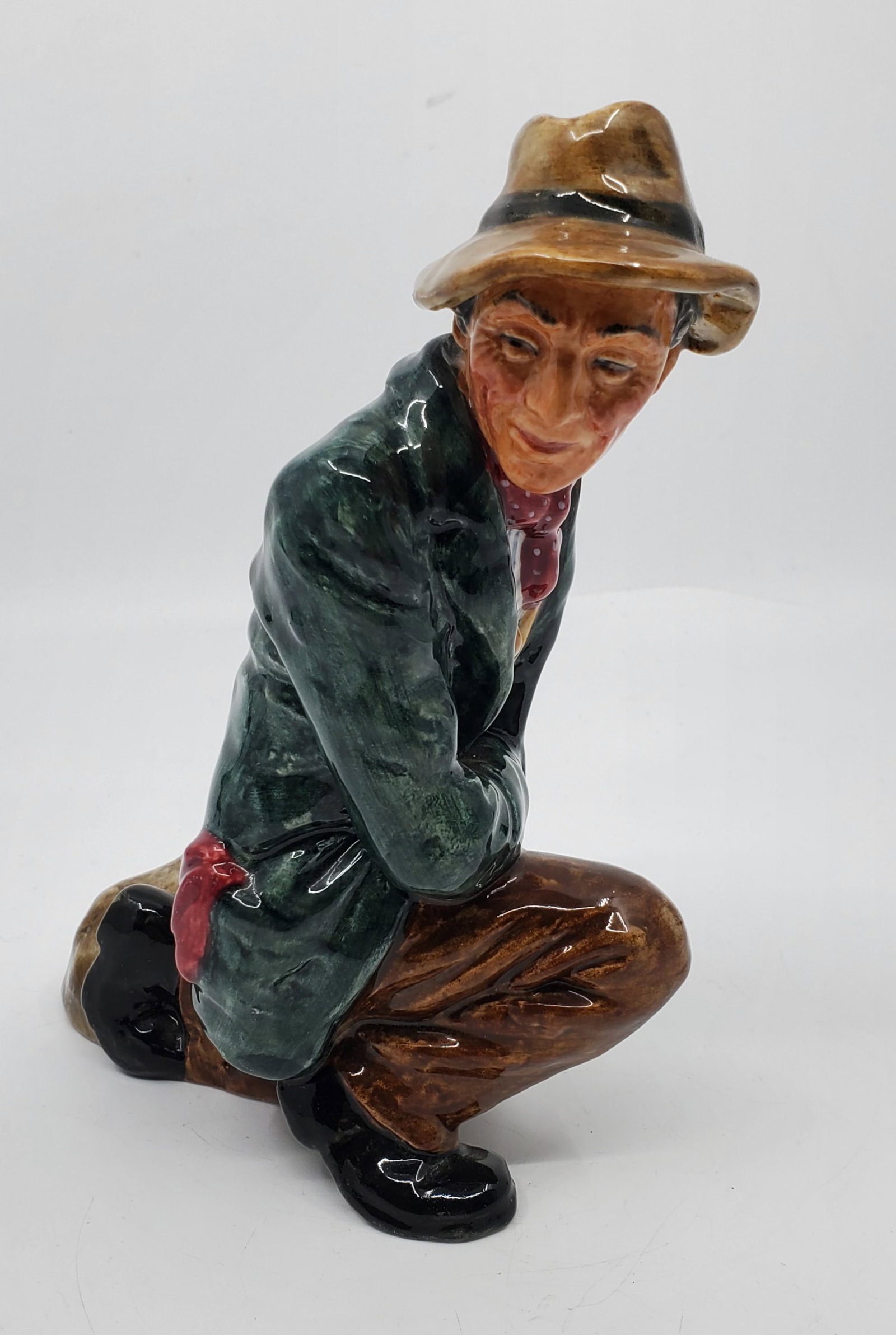 ROYAL DOULTON Figurine HN2043 The Poacher: 6 1/4" x 5" x 3"