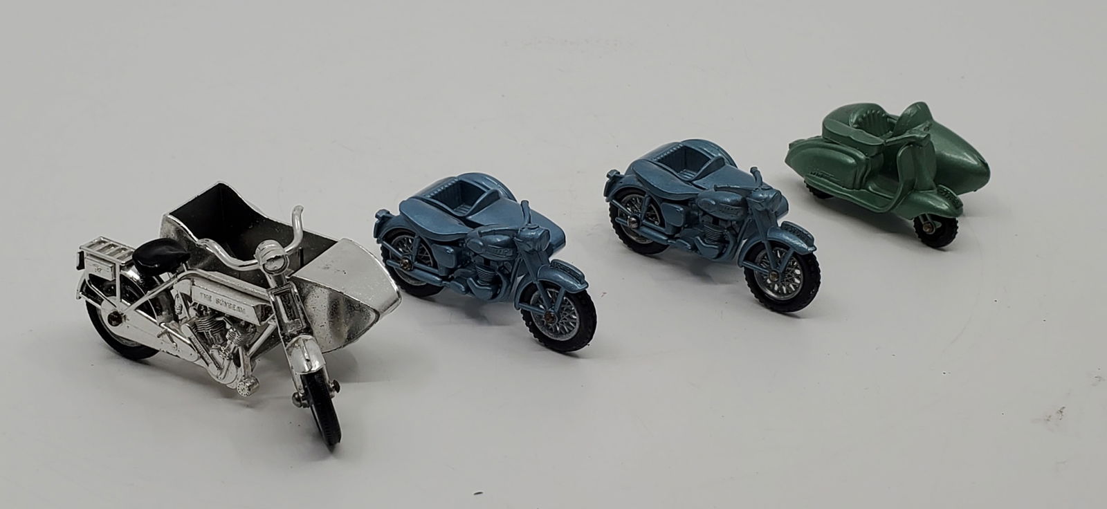 Set of 4 Vintage Lesney Moto Side Car Toys: Titre : Set of 4 Vintage Lesney Moto Side Car Toys Description (FR) : Ensemble de quatre Moto side-car Lesney, Incluant : 1914 Sunbeam No 8, 2 X Triumph TIIO No 4, Lambretta TV 175 No 36, Bonne Condit