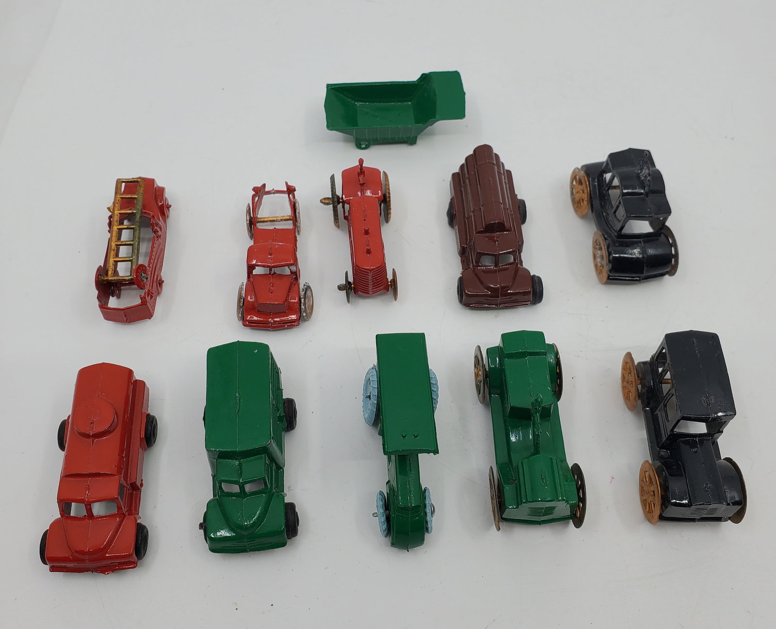 Set of 10 Vintage Japanese Small Metal Cars Toys: Titre : Set of 10 Vintage Japanese Small Metal Cars Toys Description (FR) : Ensemble de dix voiture en metal Japonaise, bonne condition et belle peinture Description (ENG) : Set of ten Japanese metal