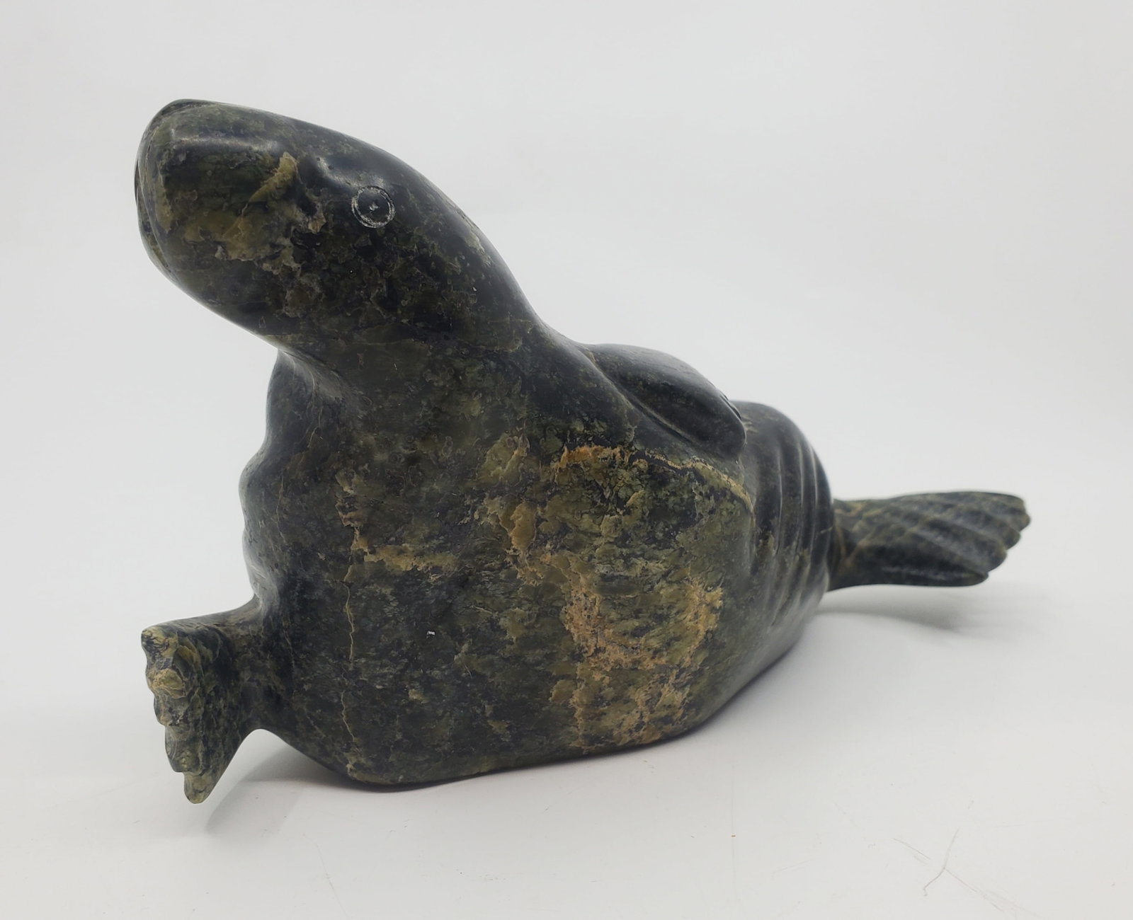 UNIDENTIFIED ARTIST, INUIT, Seal: Artist : UNIDENTIFIED ARTIST, INUIT Titre : Seal Description (FR) : Sculpture en pierre serpentine, Numero de sculpteur en dessous 949-4474 Description (ENG) : Sculpture on serpentine stone, Carving n