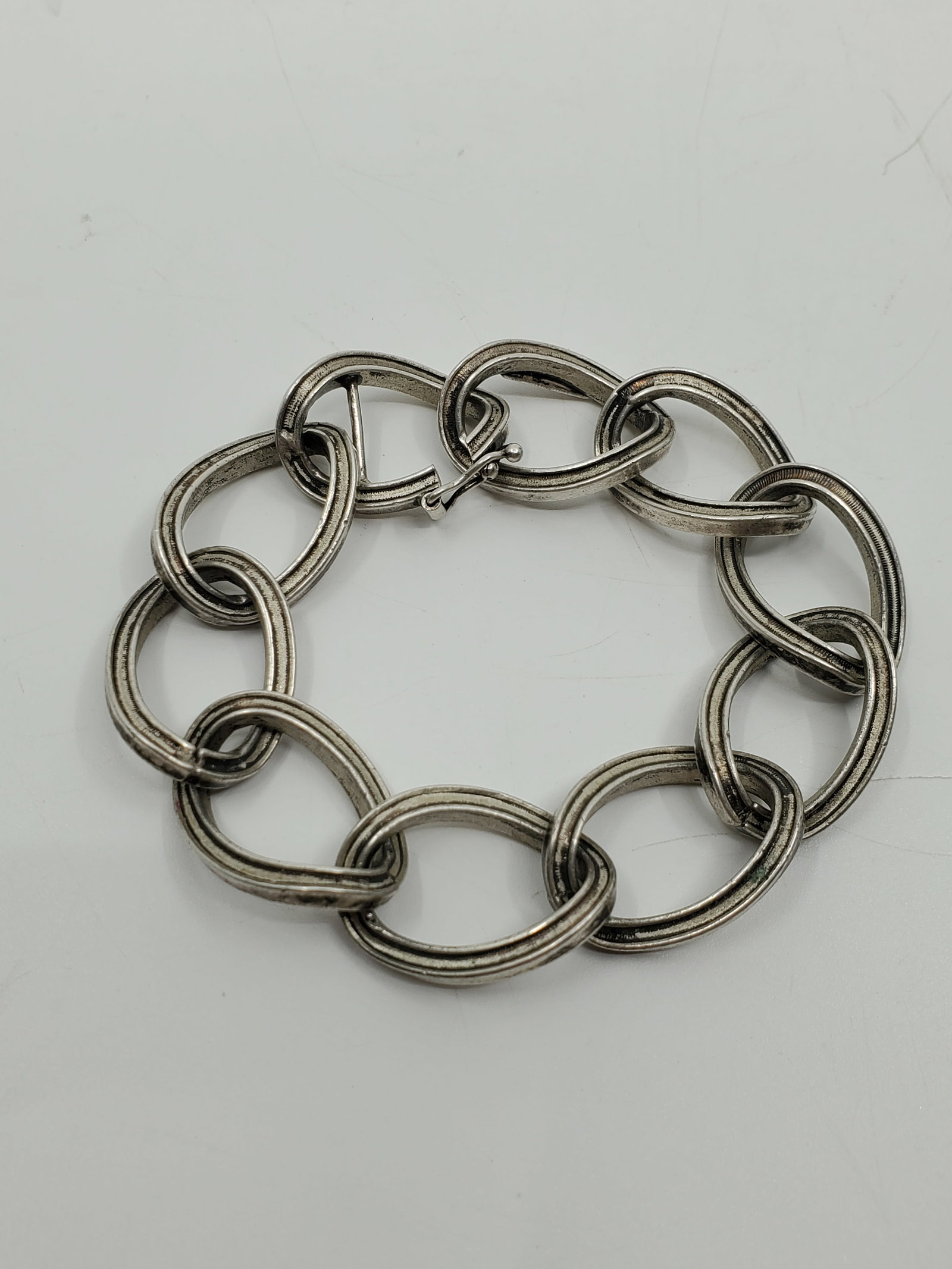 UNO A ERRE Italian Modernist .800 Silver Bracelet: 39.55 grams. Signed and stamped 800. 7" (17.8 cm).