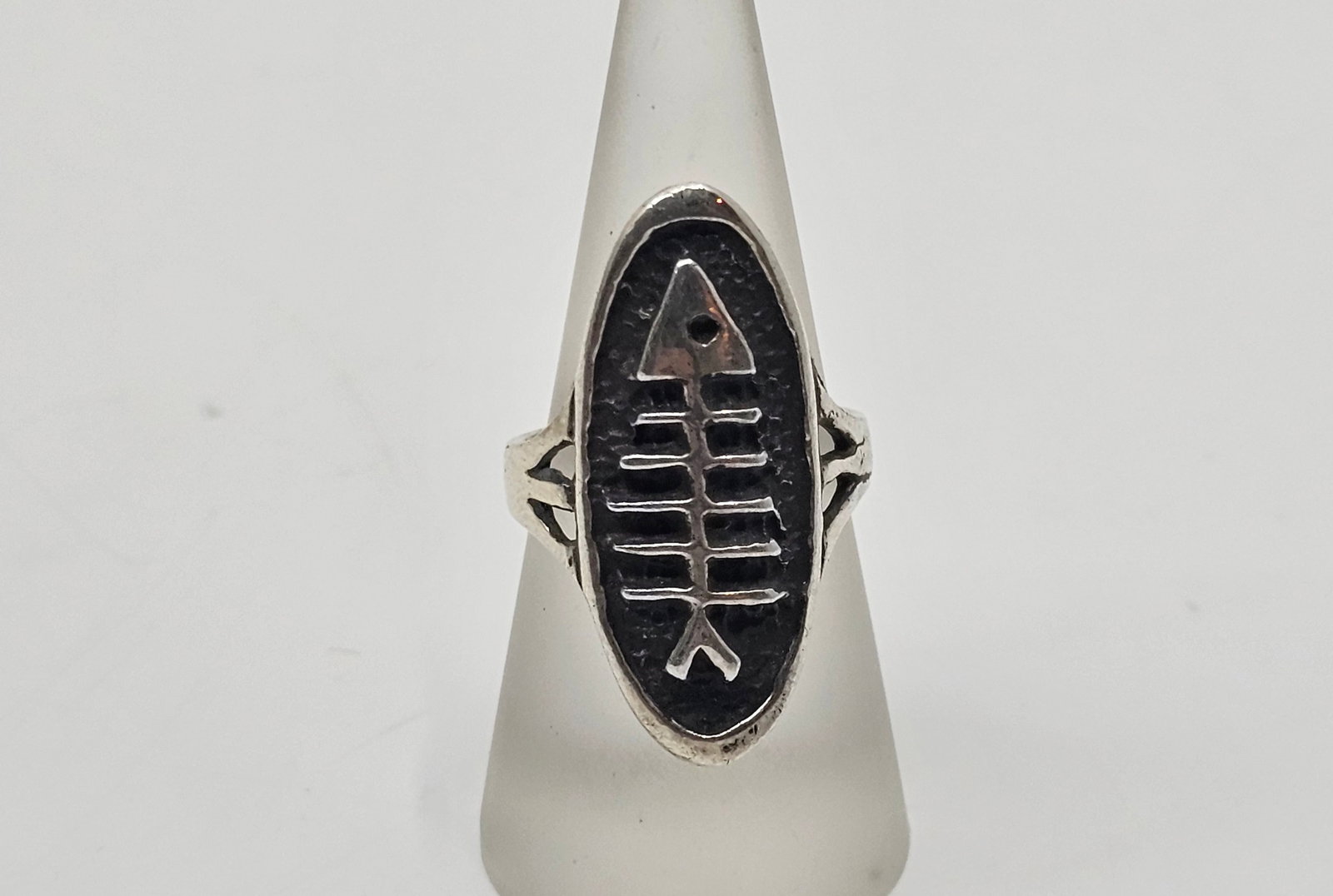 Sterling Silver Modernist Fish Ring: Sterling Silver Modernist Ring representig a fish bone, signed inside DBD 925 Size : 8 Weight: 9,6 g