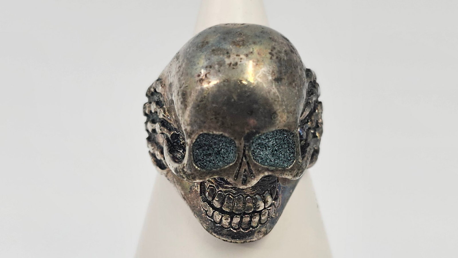 G&S, Sterling Silver Skull Ring: Sterling Silver Skull Ring, signed inside G&S 86 9, 925 Size: 9 Weight: 16,9 g