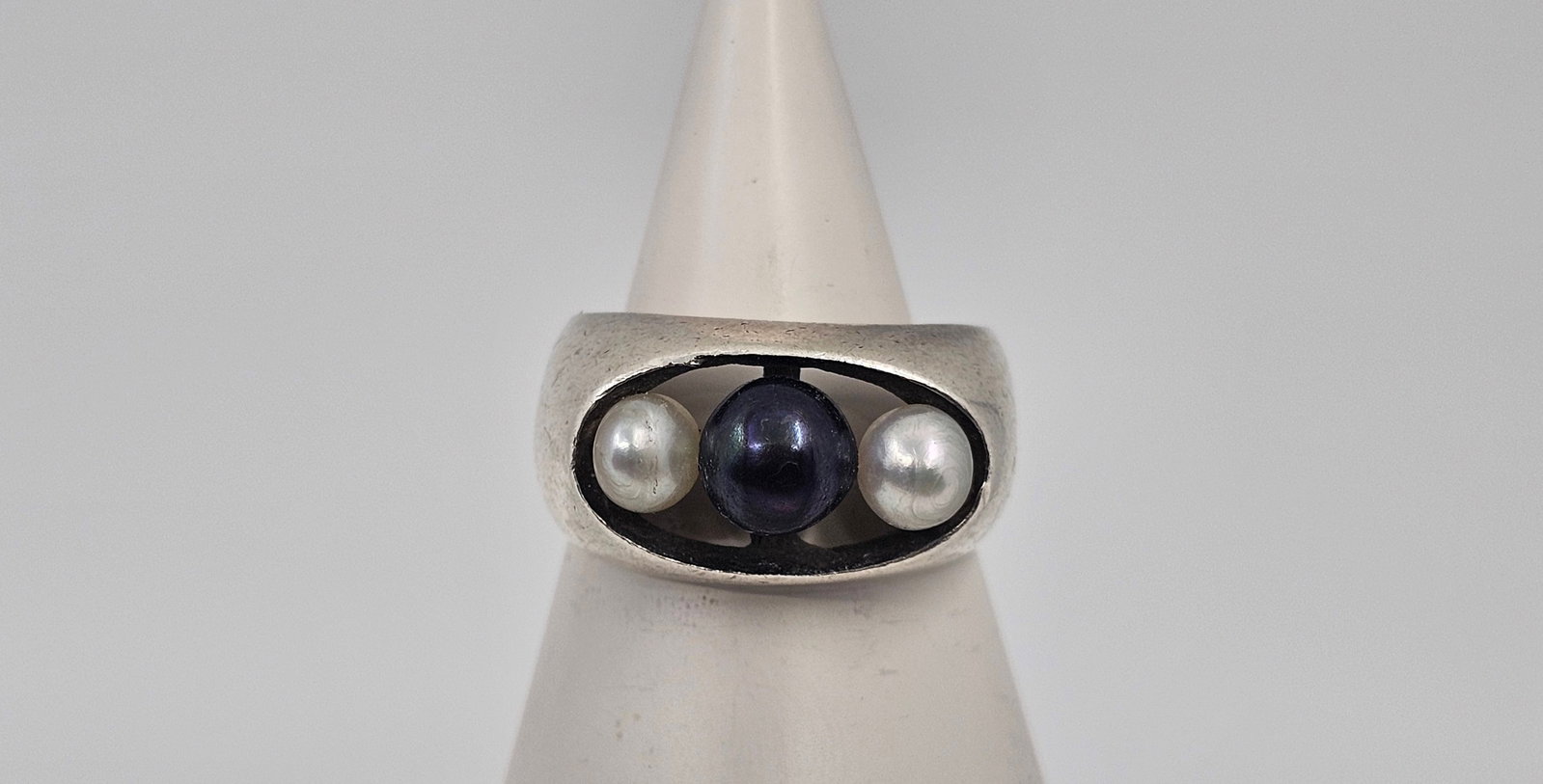 Sterling Silver Modernist Pearls Ring: Sterling Silver Modernist Ring set with 3 pearls, 2 white and one black, 925 with Unreadable hallmark Size: 6 Weight: 6,7 g