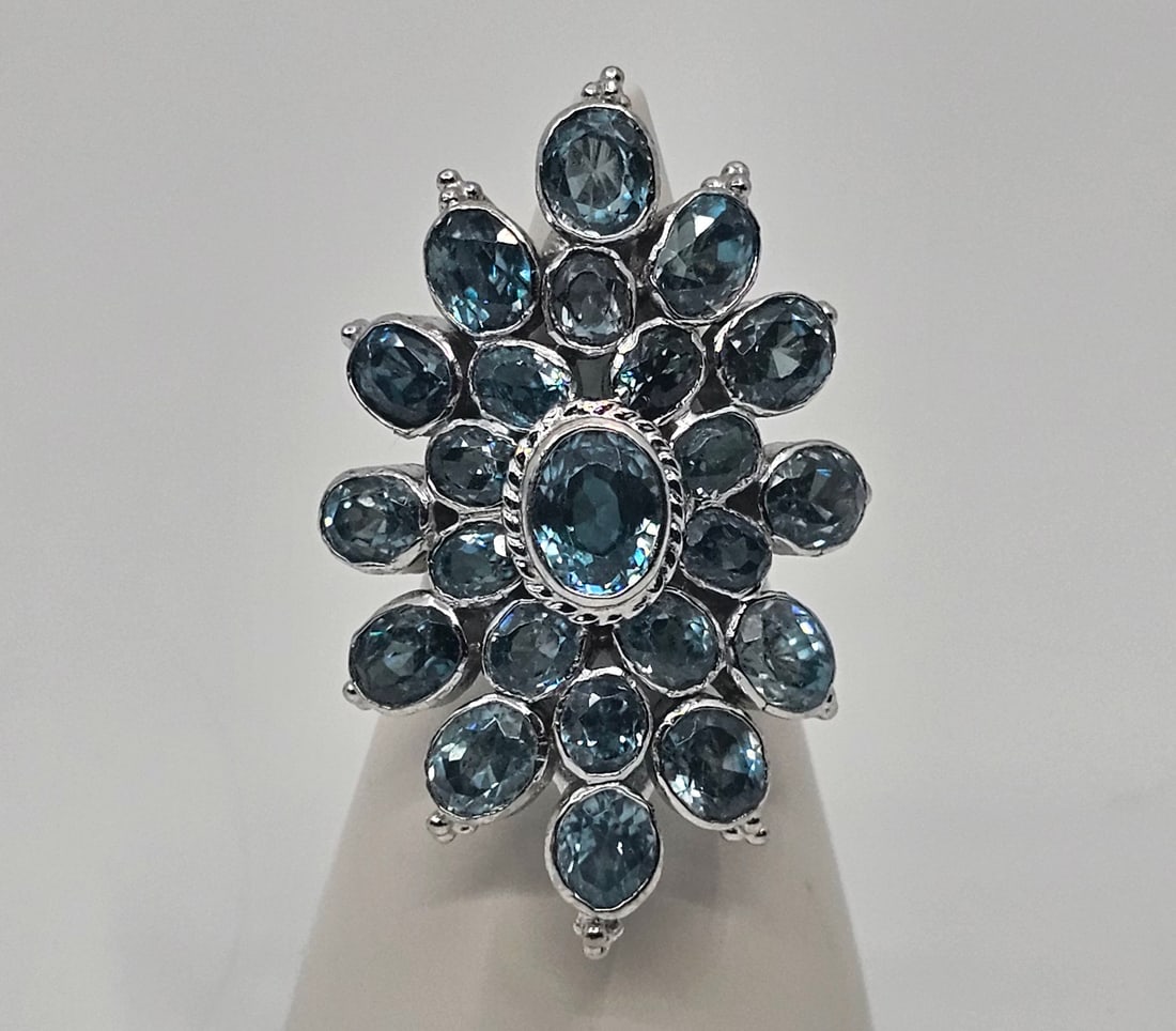 Vintage Sterling Silver Aquamarines Cocktail Ring: Sterling Silver Ring set with Aquamarines Stones, signed inside 925 Size: 6 1/2 Weight: 11,3 g