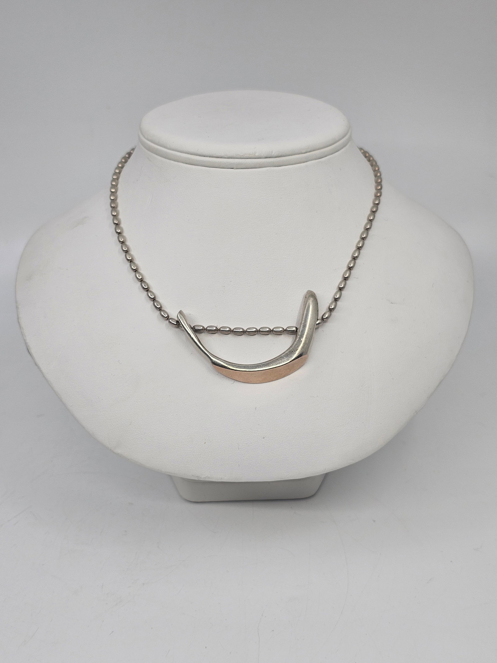 Alain, Modernist Sterling Silver and 10K Gold Pendant and chain: Modernist Sterling Silver and 10K Gold Pendant with Chain, Signed on the back Alain Ster 10K Pendant : 1 1/4" x 2 1/4", Chain : 17" Weight: 27,5 g