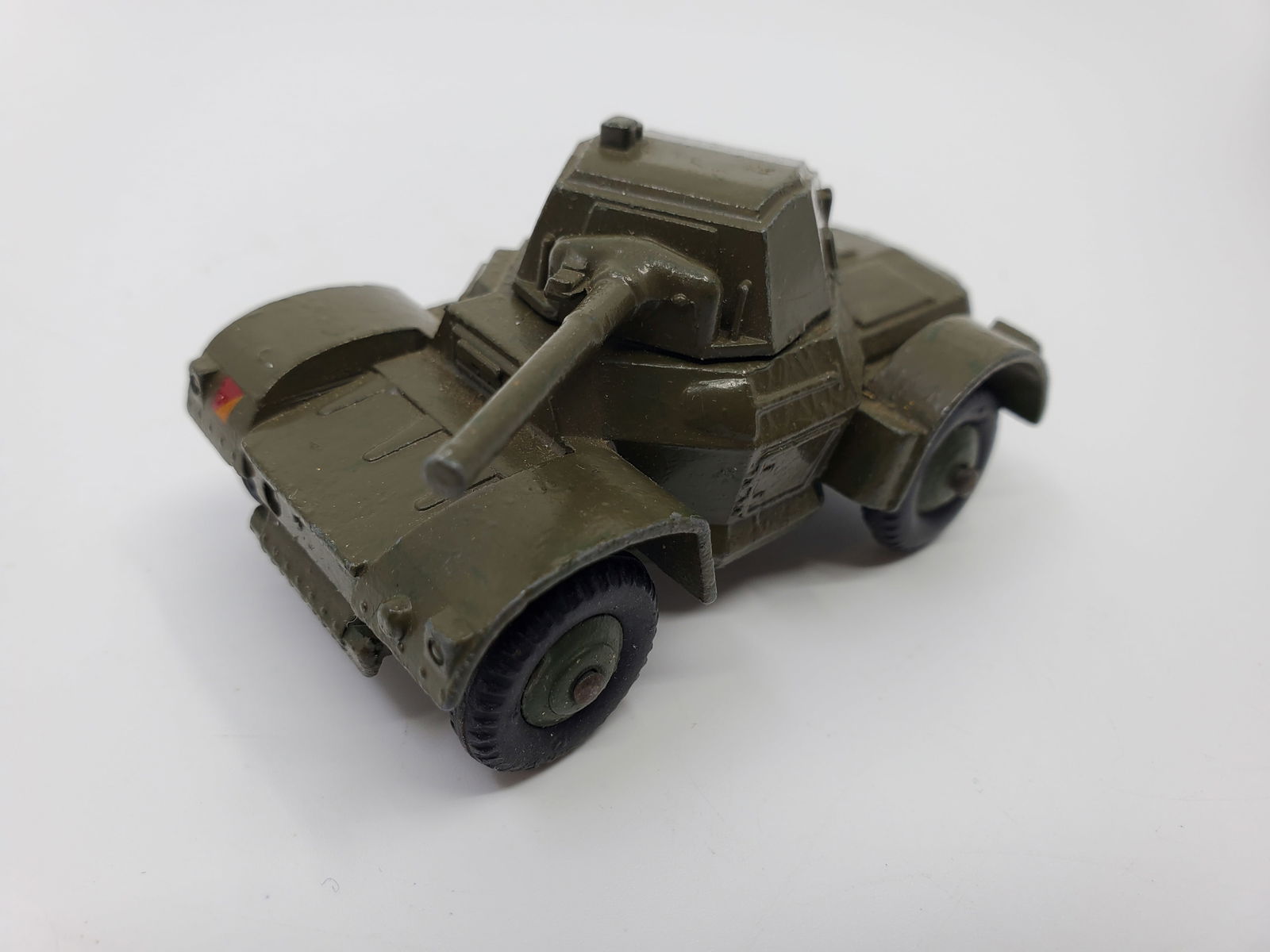 Vintage DINKY TOYS Original Paint ARMOURED CAR 670 (1 of 4)