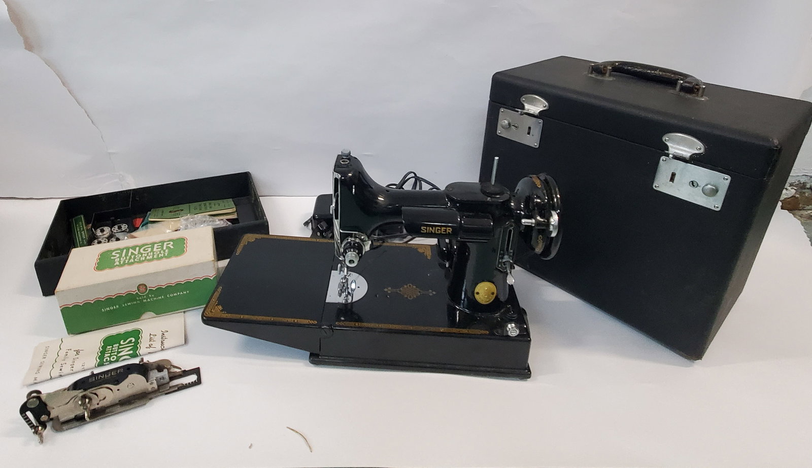 SINGER Portable Electric Sewing Machine 221-1 Complete Boxed Kit (1 of 18)