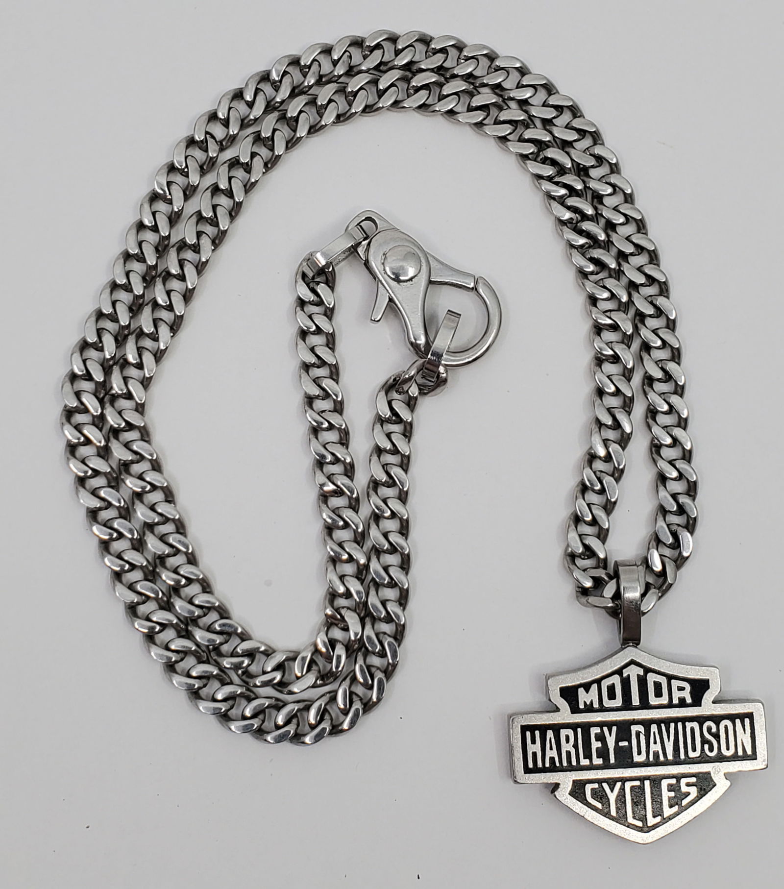 HARLEY-DAVIDSON Signed Chain and Medallion. (1 of 5)