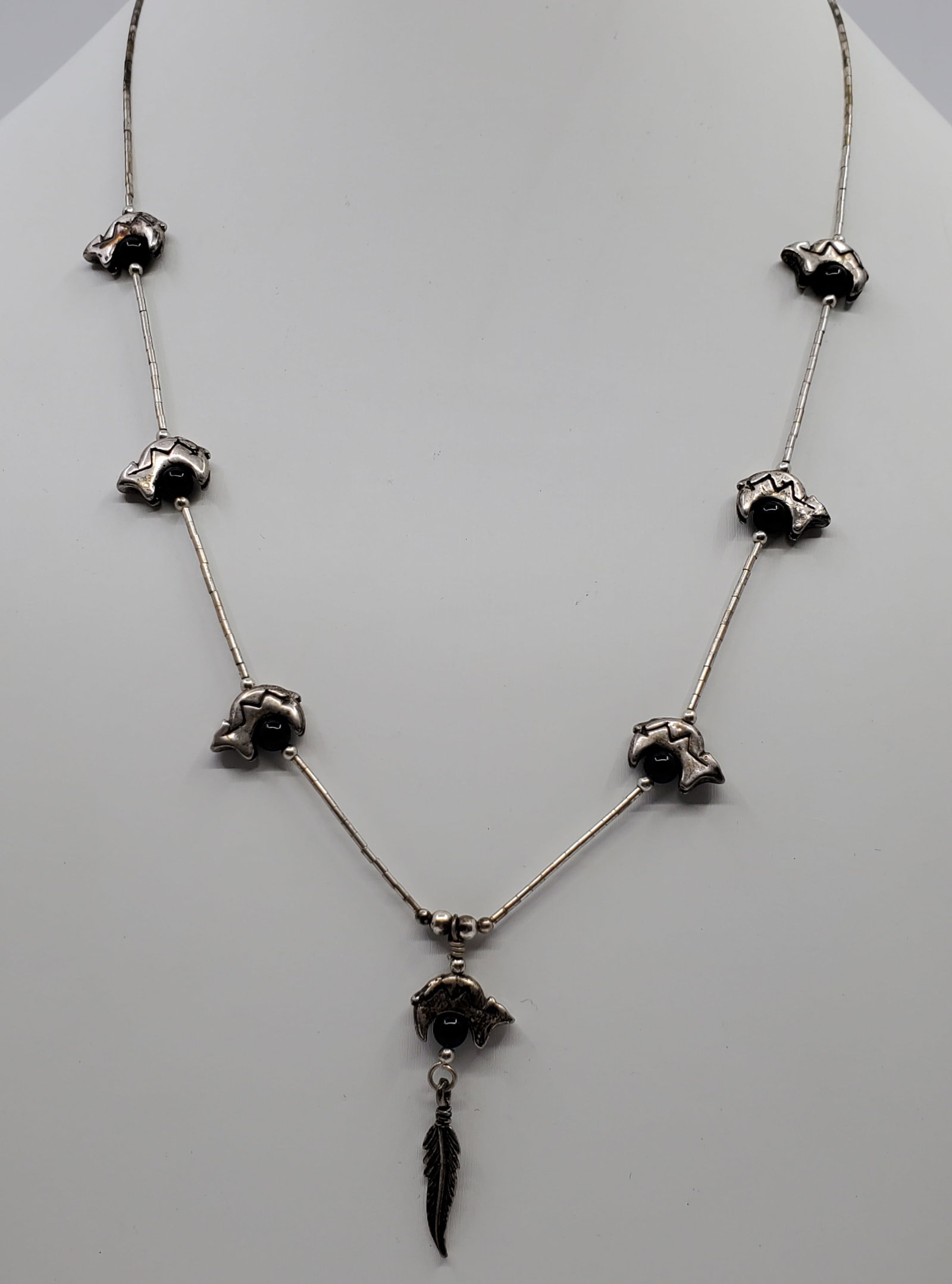 Vintage Navajo Bears Neacklace: Sterling Silver Necklace set with 7 bears and black stone, unmarked 22" Weight: 13,3 g