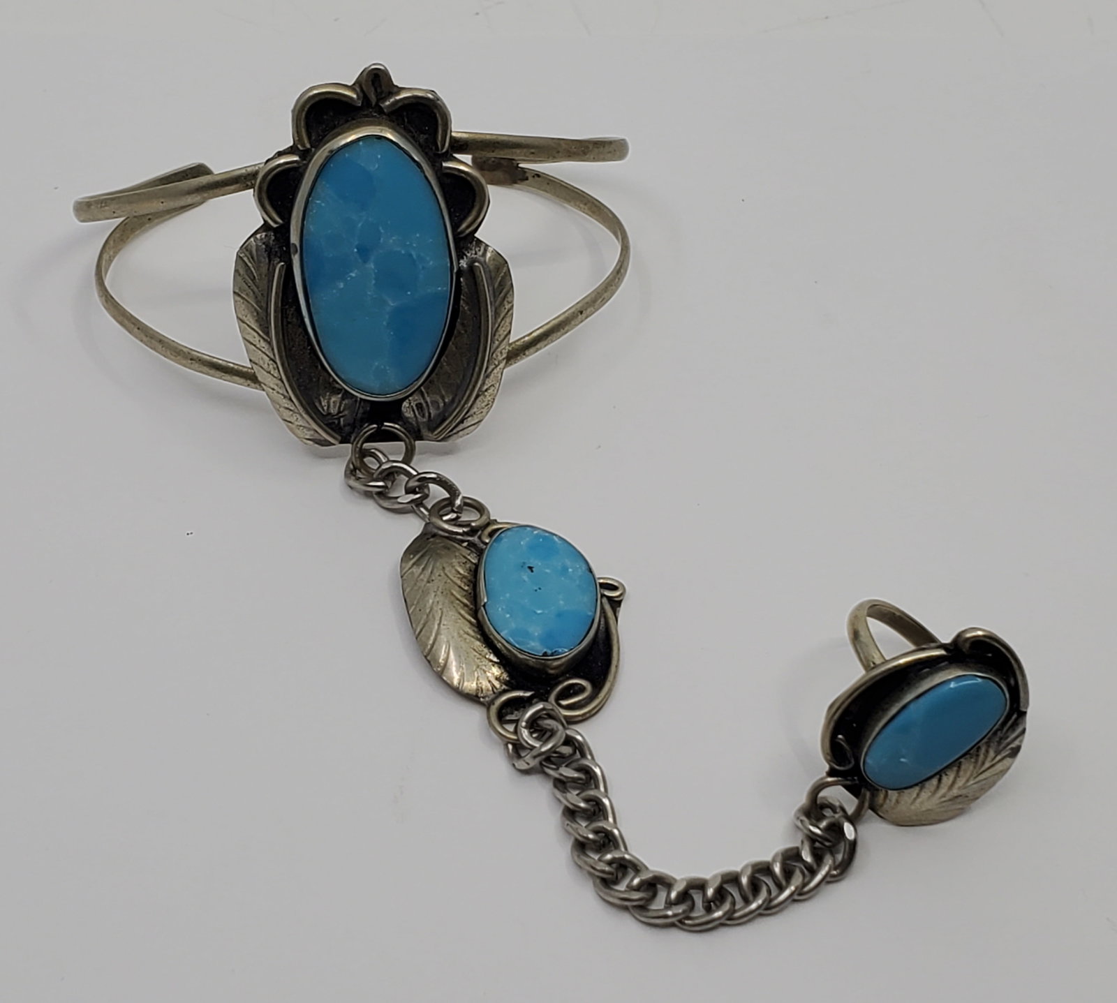 Navajo, Turquoise Bracelet Ring: Bracelet ring conected with chain, signed on the back of the bracelet NAVAJO Bracelet : 2 1/2" x 2" x 2" Chain : 4" Ring Size : 8 Weight: 31,5 g