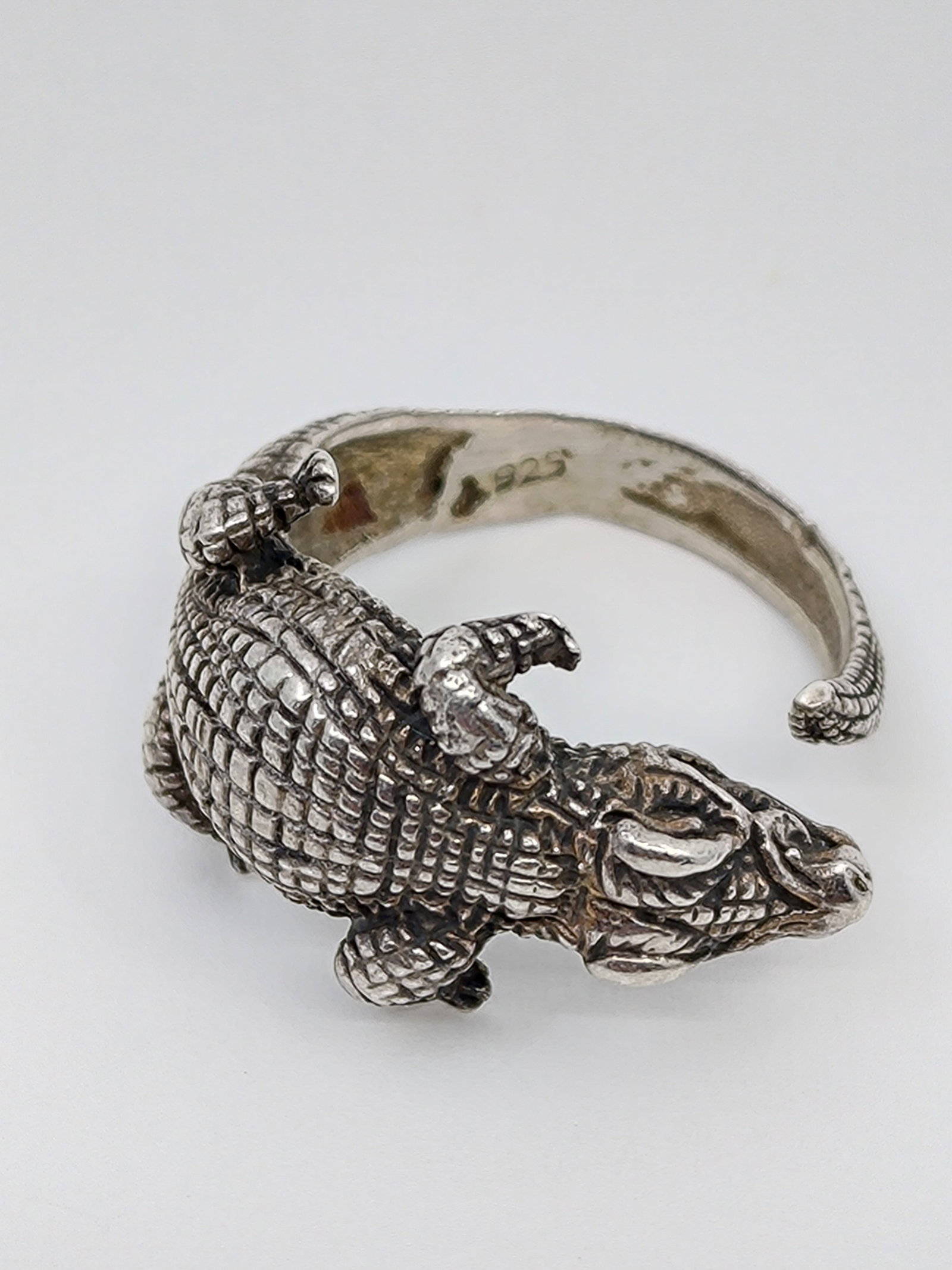 Vintage Sterling Silver Alligator Ring: Sterling Silver Ring representing an Alligator, signed inside 925 Size : 8 (Adjustable) Weight: 5,9 g