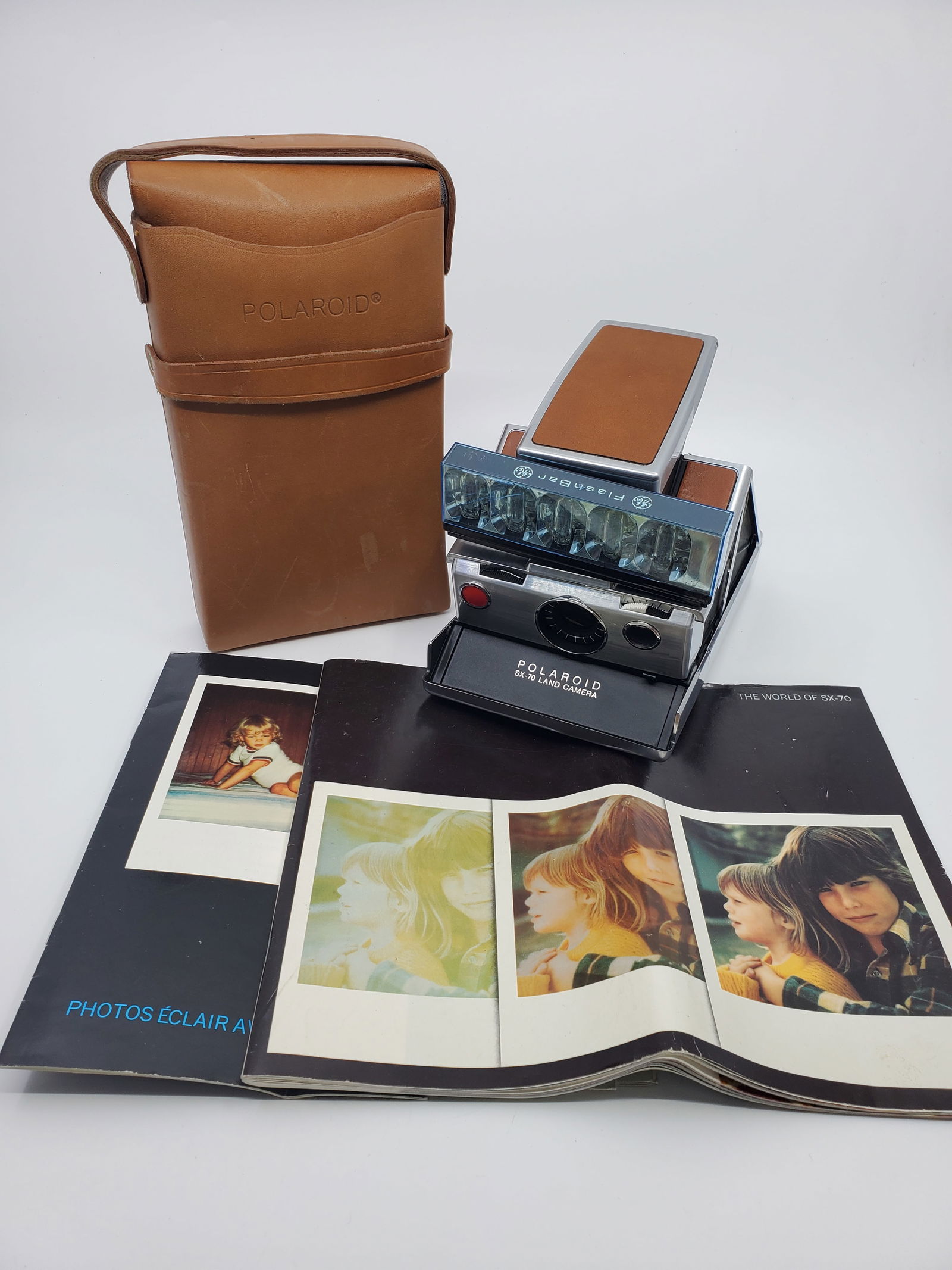 Polaroid SX-70 Land Camera With Flash And Original Case (1 of 17)