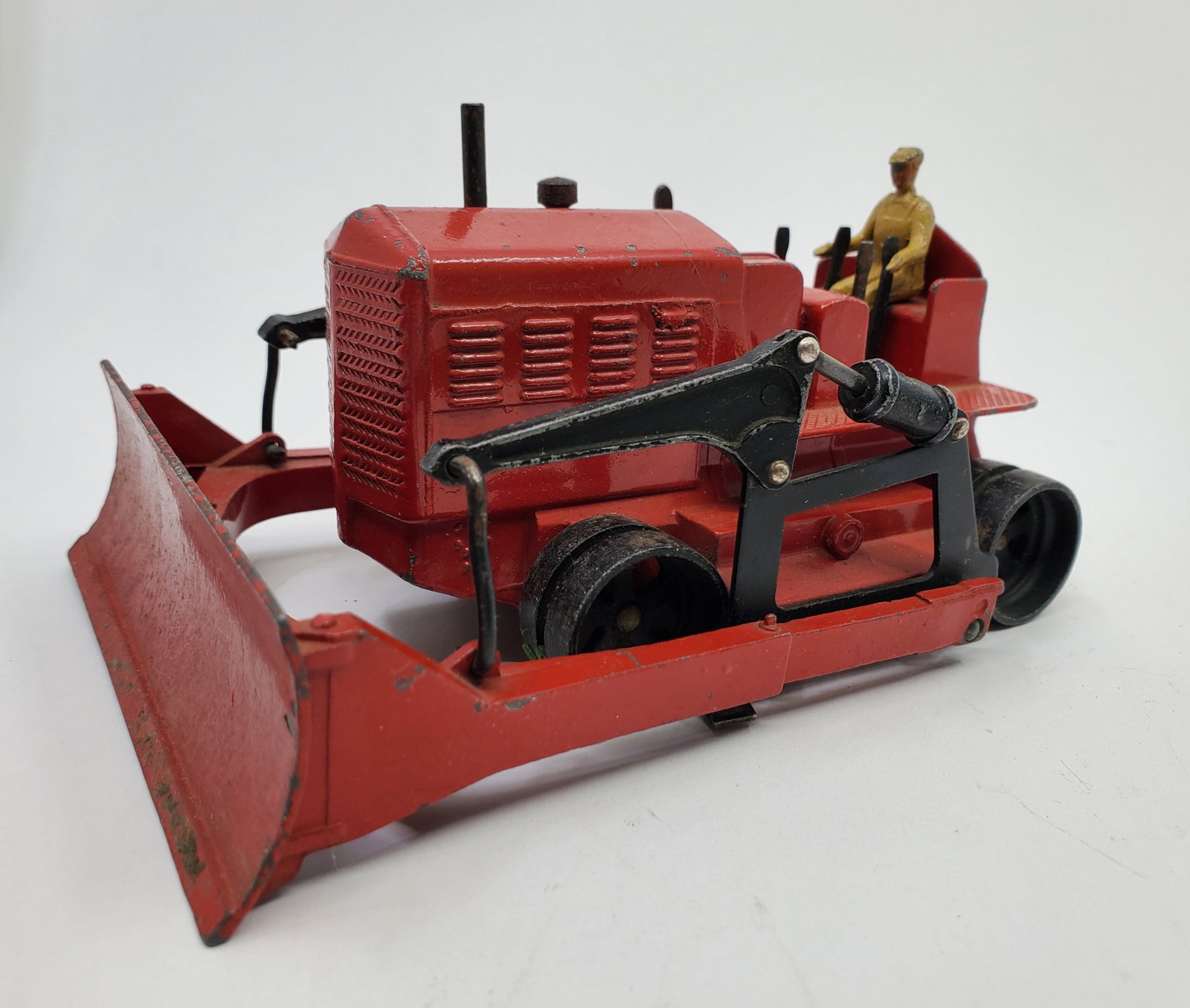 Vintage DINKY SUPERTOYS BLAW KNOX BULLDOZER 961 Original Paint: Early edition, unnumbered at bottom. Driver figure included. 2 3/4 x 3 5/8 x 5 1/2".