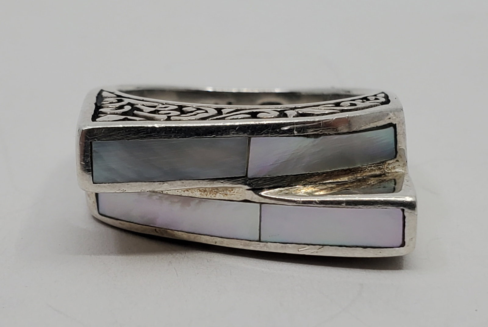 Kemmi, Sterling Silver Mother of Pearls Ring: Sterling Silver Ring, set with Mother of Pearls, signed inside Kemmi 925 Size : 8 Weight: 8,9 g
